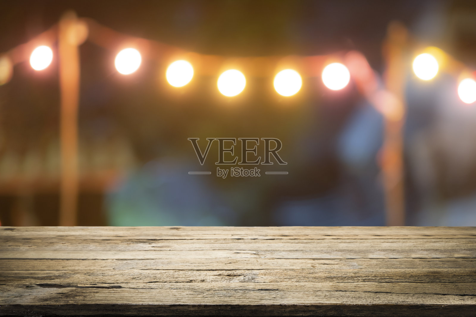 木桌与咖啡店模糊的背景。照片摄影图片