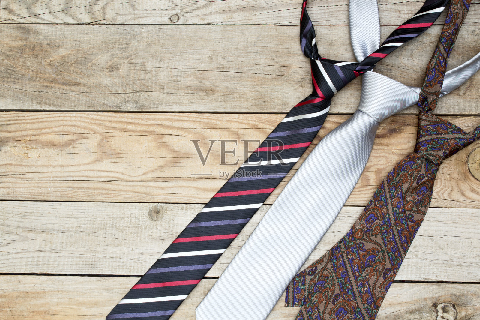 领带上的木制背景。父亲节。照片摄影图片