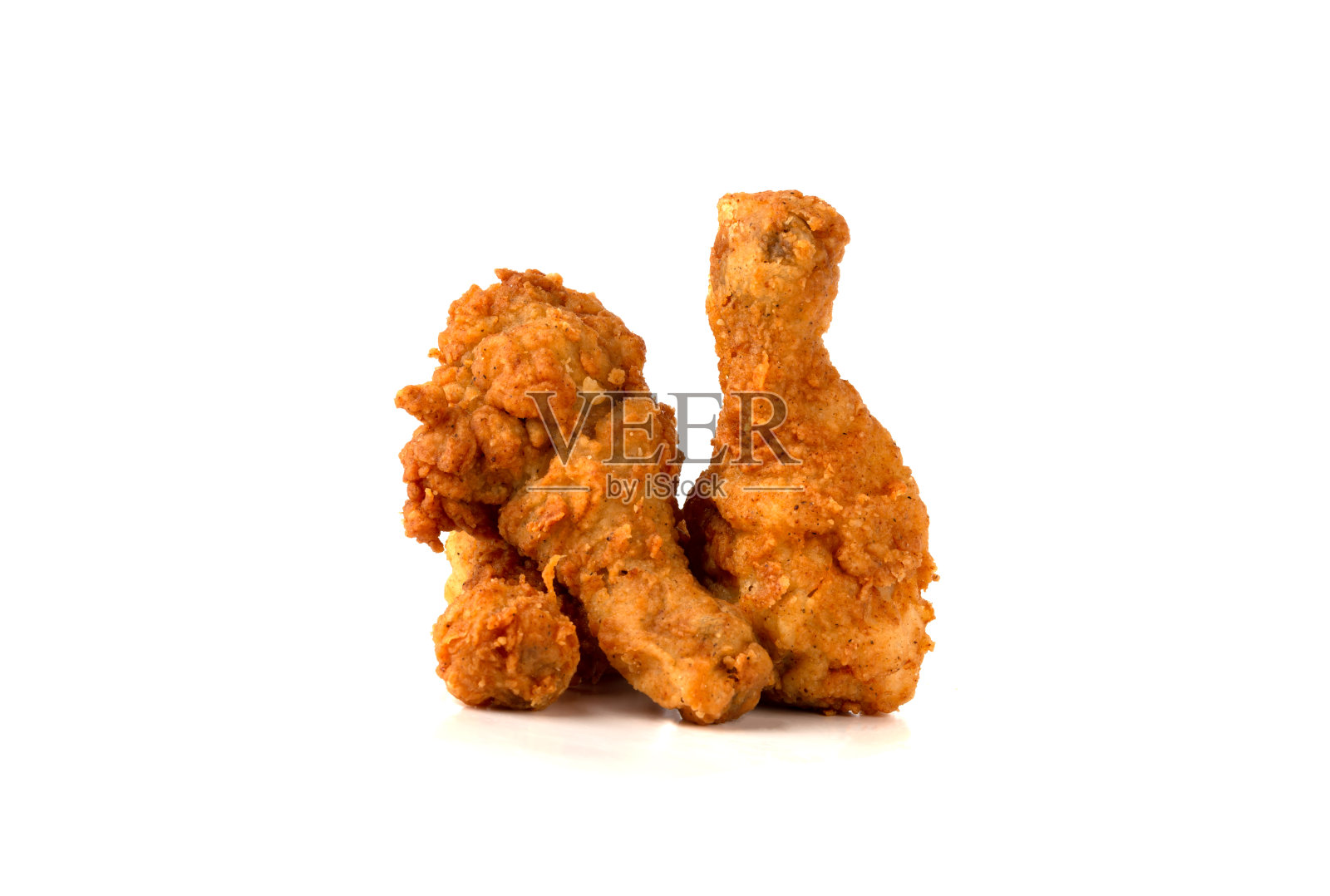 白色背景上的炸腿。鸡腿油炸特写。照片摄影图片