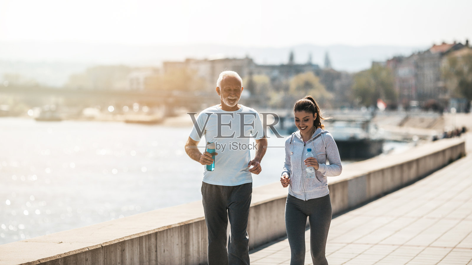 家庭户外运动照片摄影图片