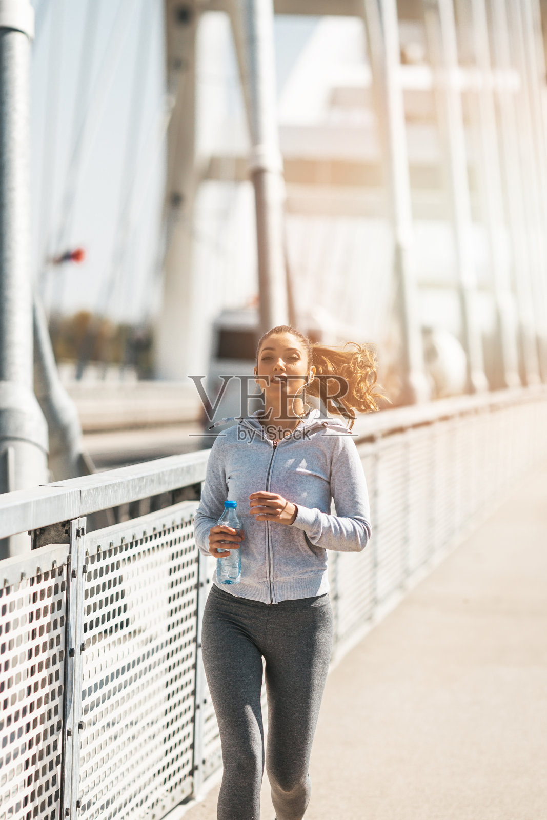 年轻女子户外健身照片摄影图片