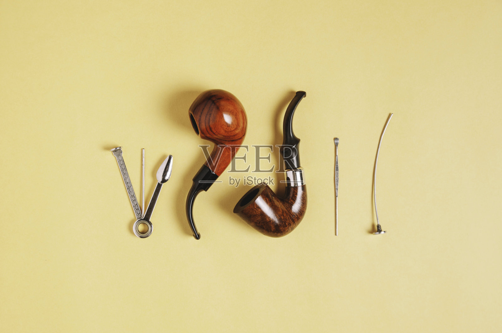 黄色背景上的烟斗和附件照片摄影图片