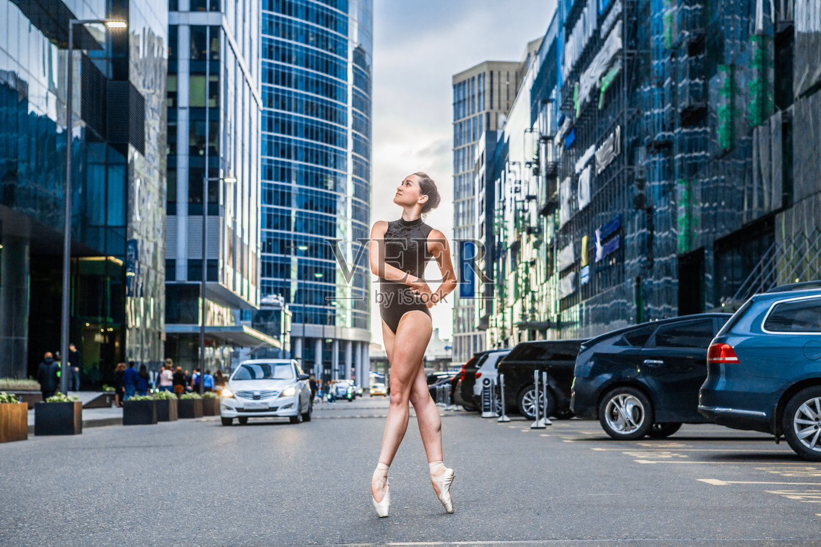 芭蕾舞演员在演播室里照片摄影图片