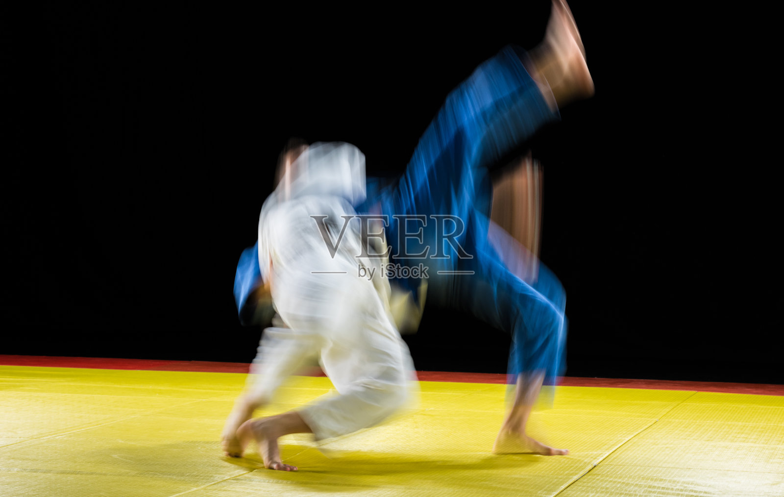 柔道比赛中的柔道选手照片摄影图片