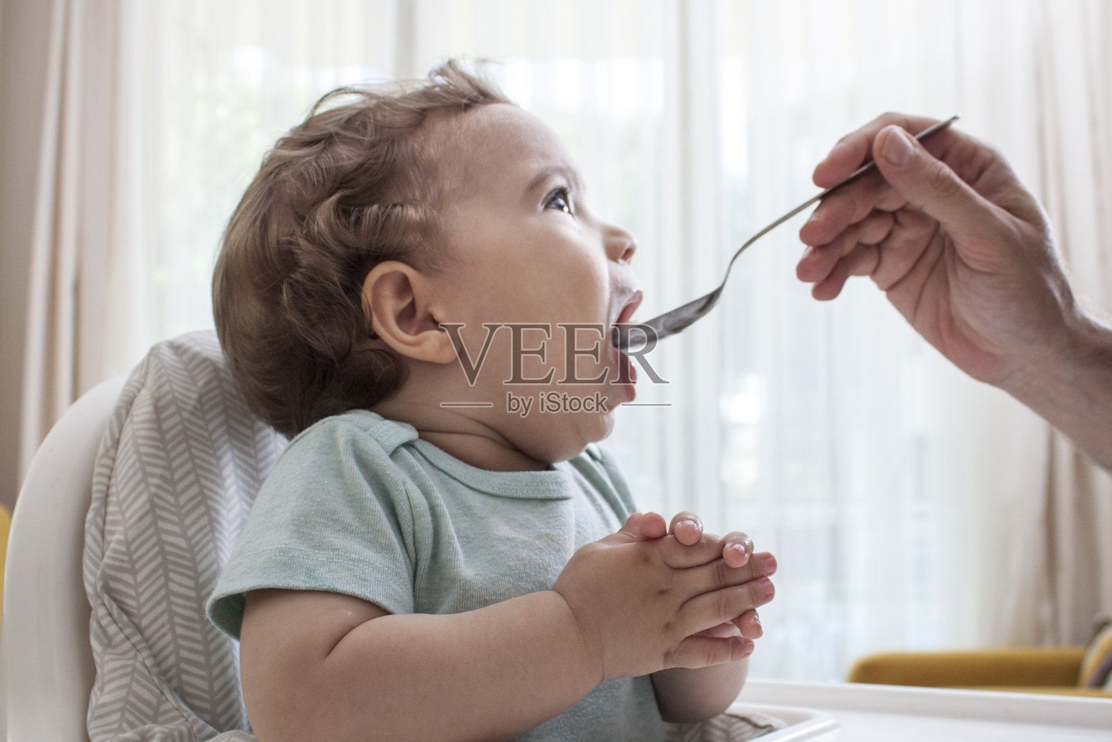 给宝宝喂奶照片摄影图片