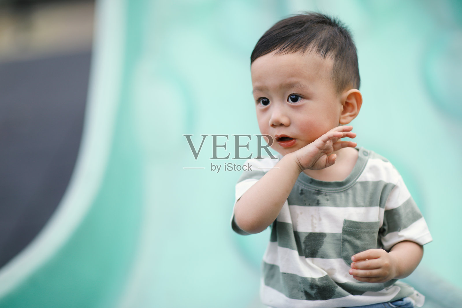 有趣的小男孩肖像照片摄影图片