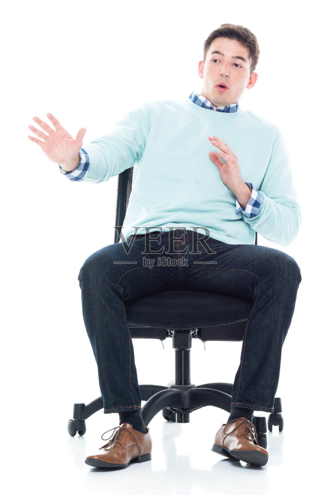 英俊的年轻人坐着，感到害怕照片摄影图片