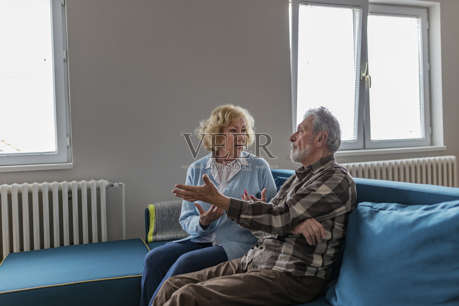 愤怒的老两口在吵架照片摄影图片