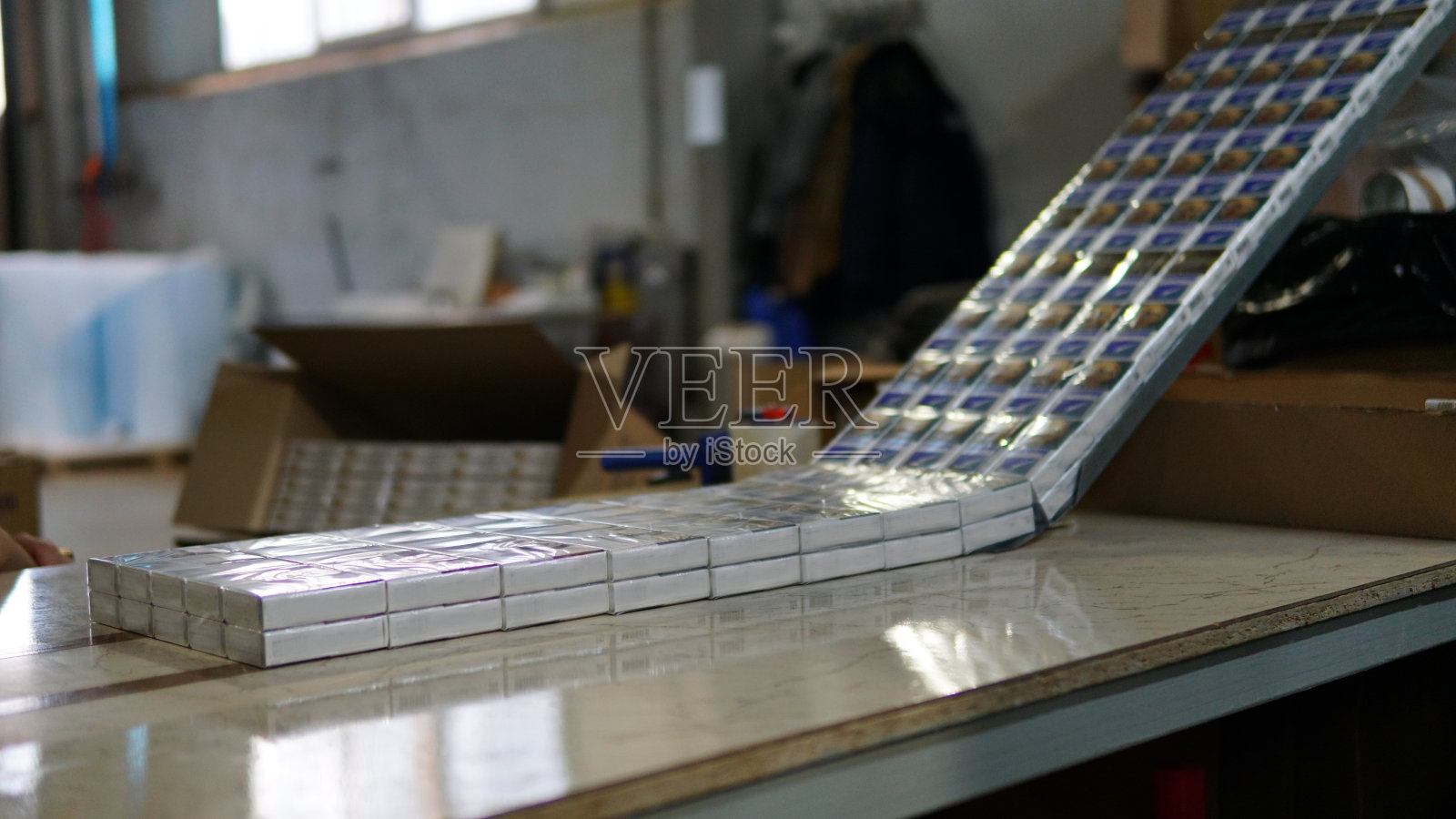 烟草工厂的卷烟生产线照片摄影图片