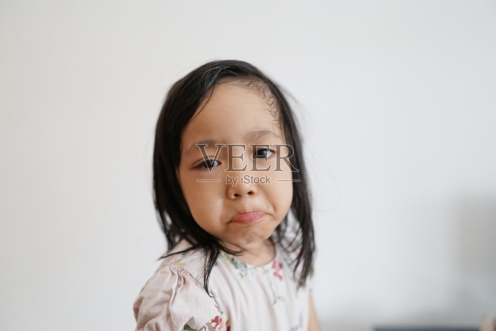 不舒服的小女孩照片摄影图片