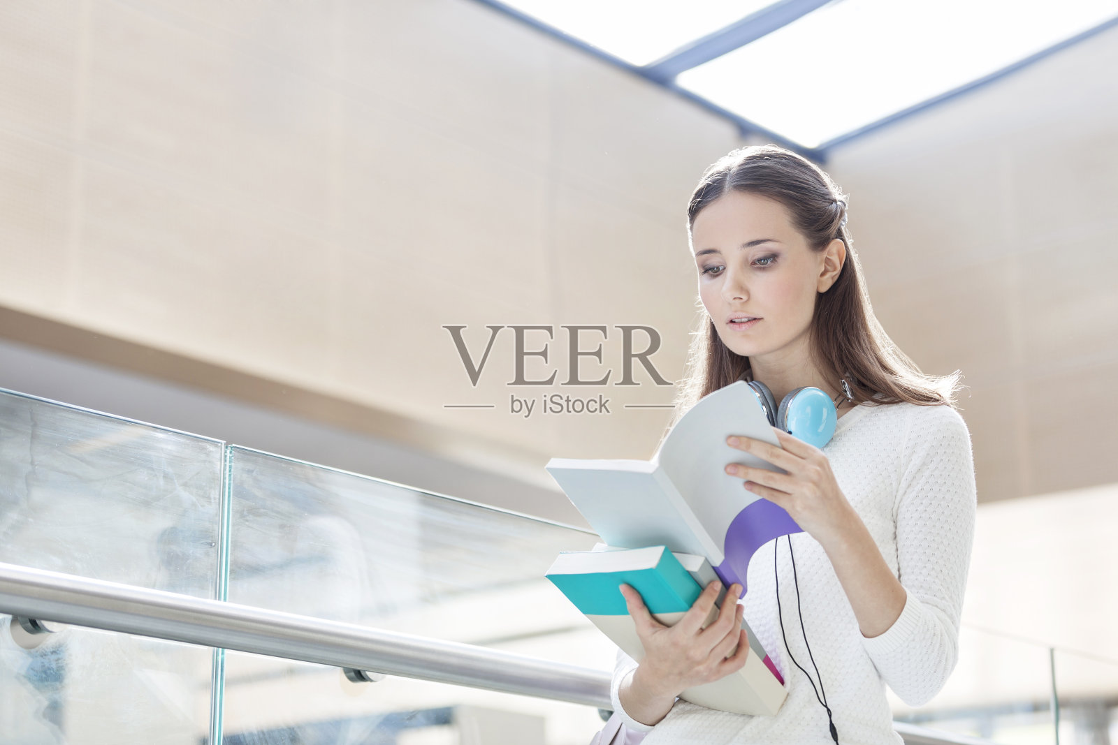 年轻女子在大学读书时站在旁边训斥照片摄影图片