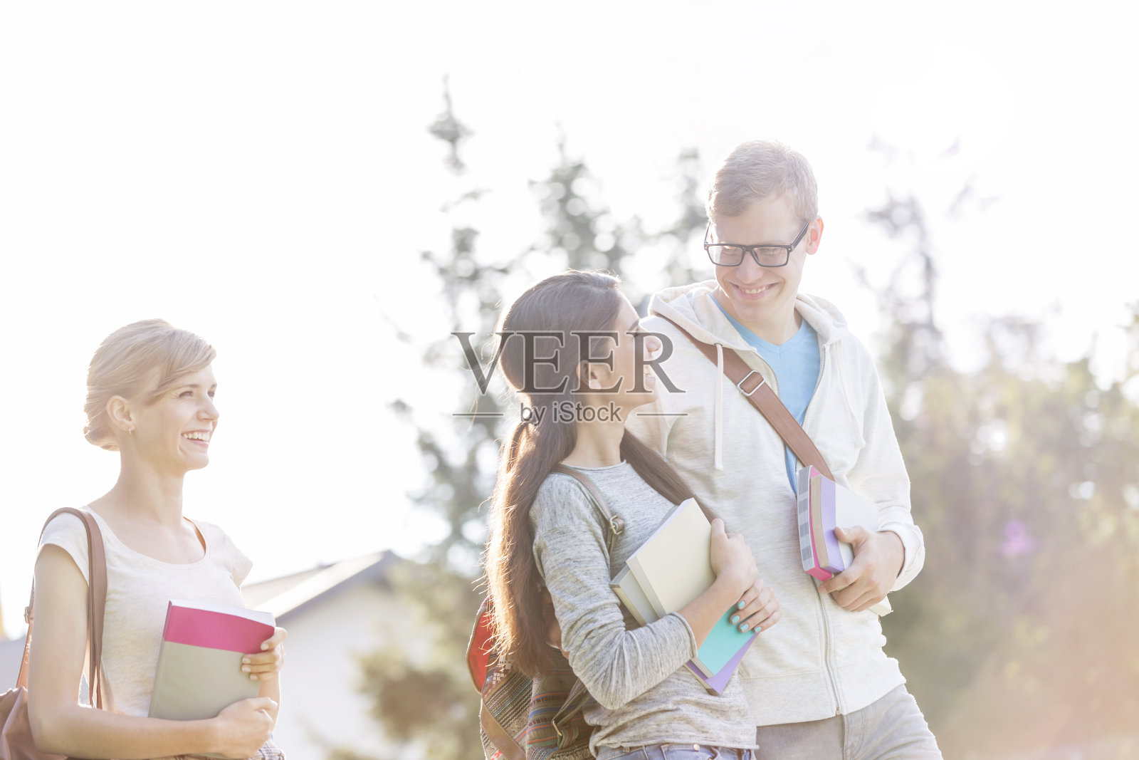 快乐的朋友在大学校园边走边聊照片摄影图片
