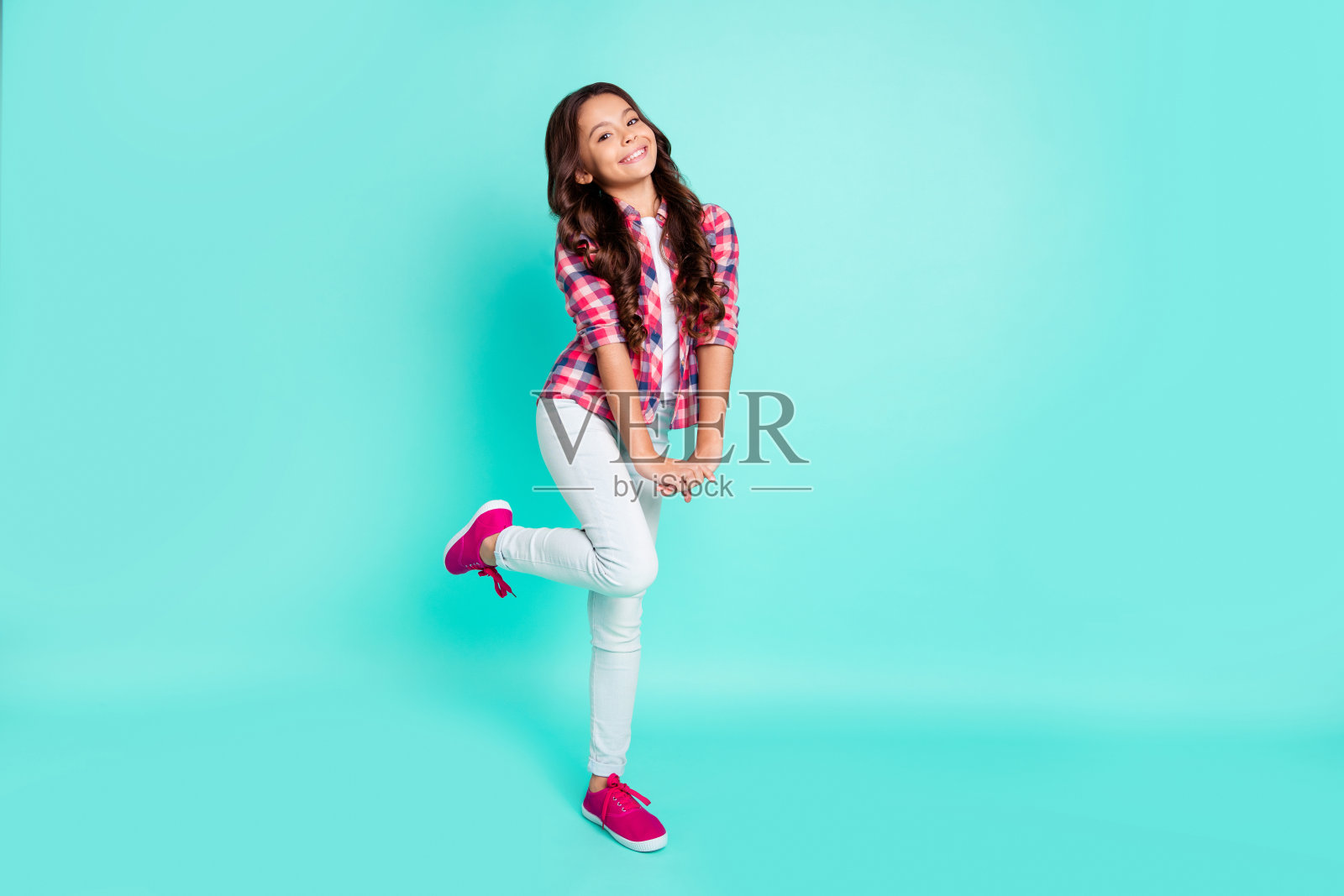 完整的长度身体尺寸视图照片迷人的好甜美的漂亮的小学女士小触摸手指高兴自由的时间旅行旅行假期格子时尚的衣服运动鞋孤立的绿色背景照片摄影图片