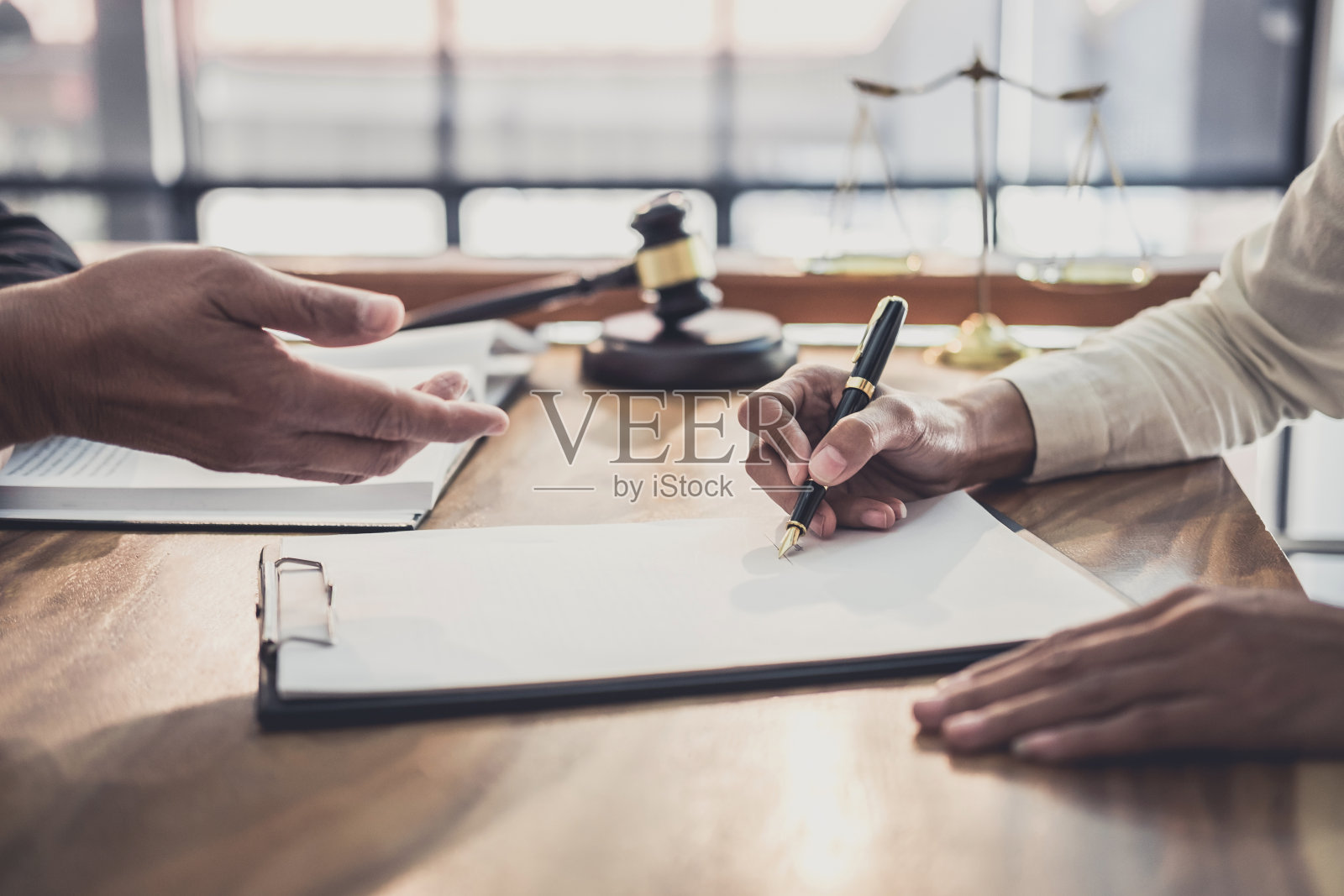 商务女性与男律师在律师事务所办公室工作讨论咨询会议，法律概念，法官槌与正义天平照片摄影图片