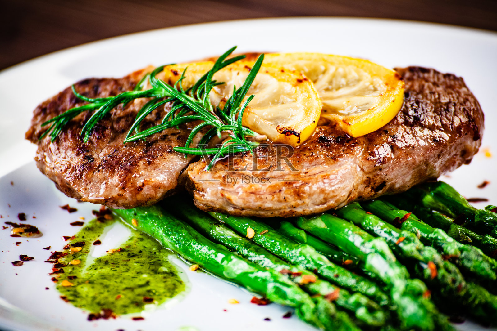 烤牛排配炸薯条和蔬菜沙拉照片摄影图片