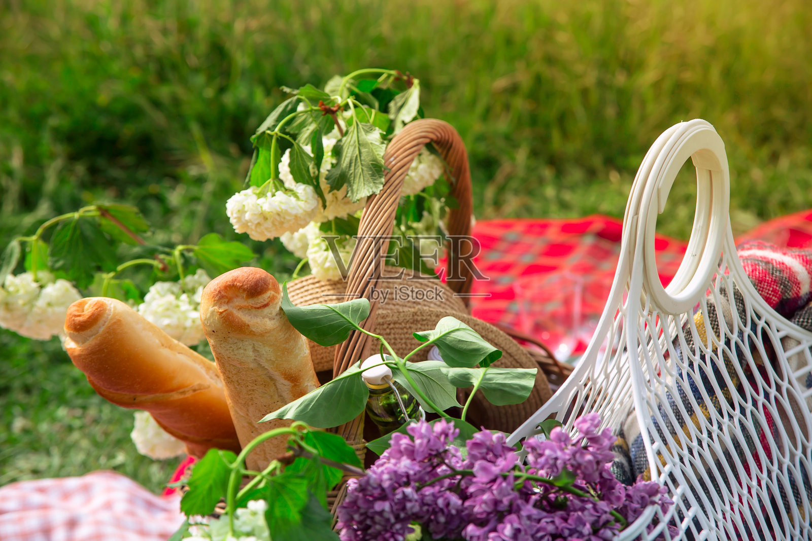 夏季和春季的户外休闲与美味的美食和美酒照片摄影图片