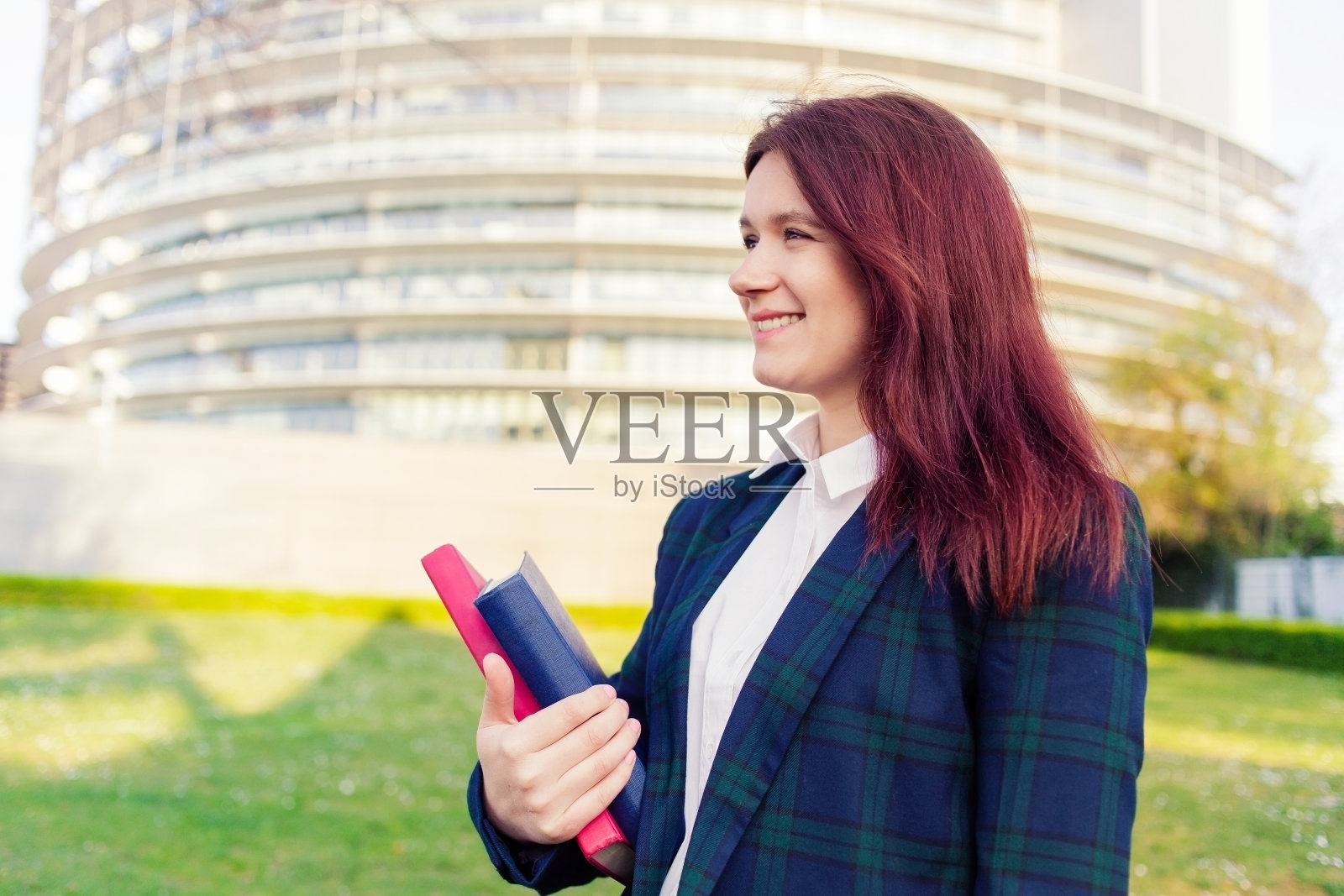 户外自信的年轻微笑的学生照片摄影图片