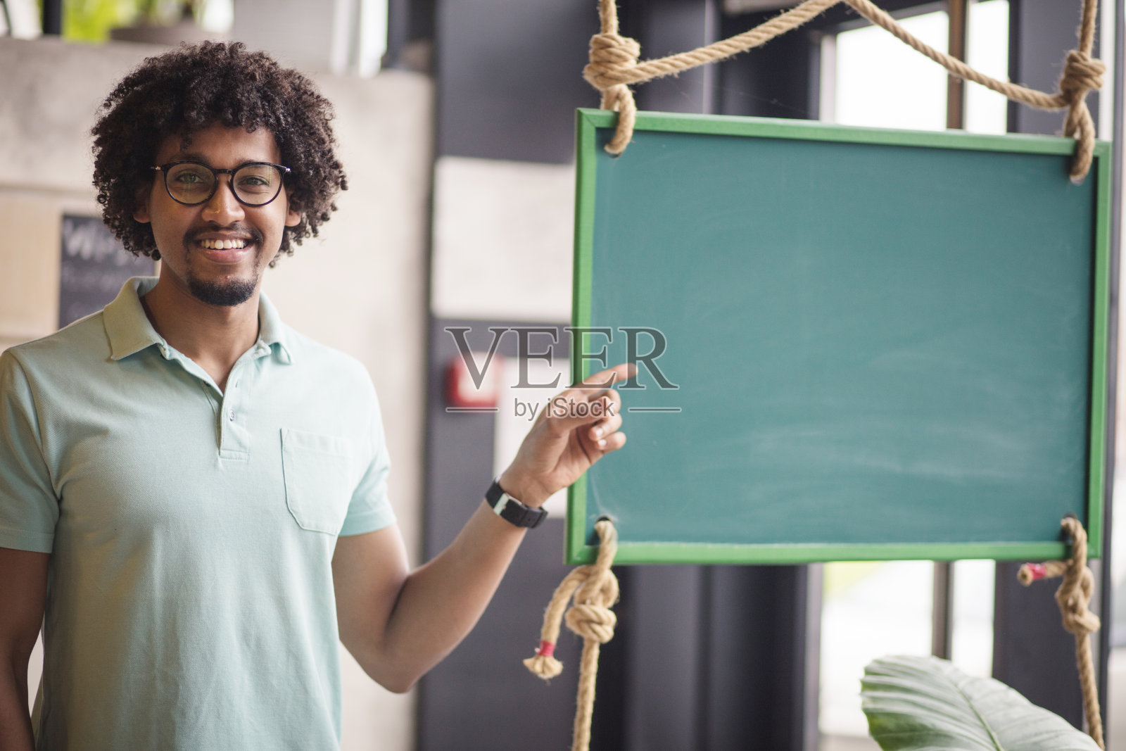 在这块黑板上，我第一次开始做我的工作。照片摄影图片