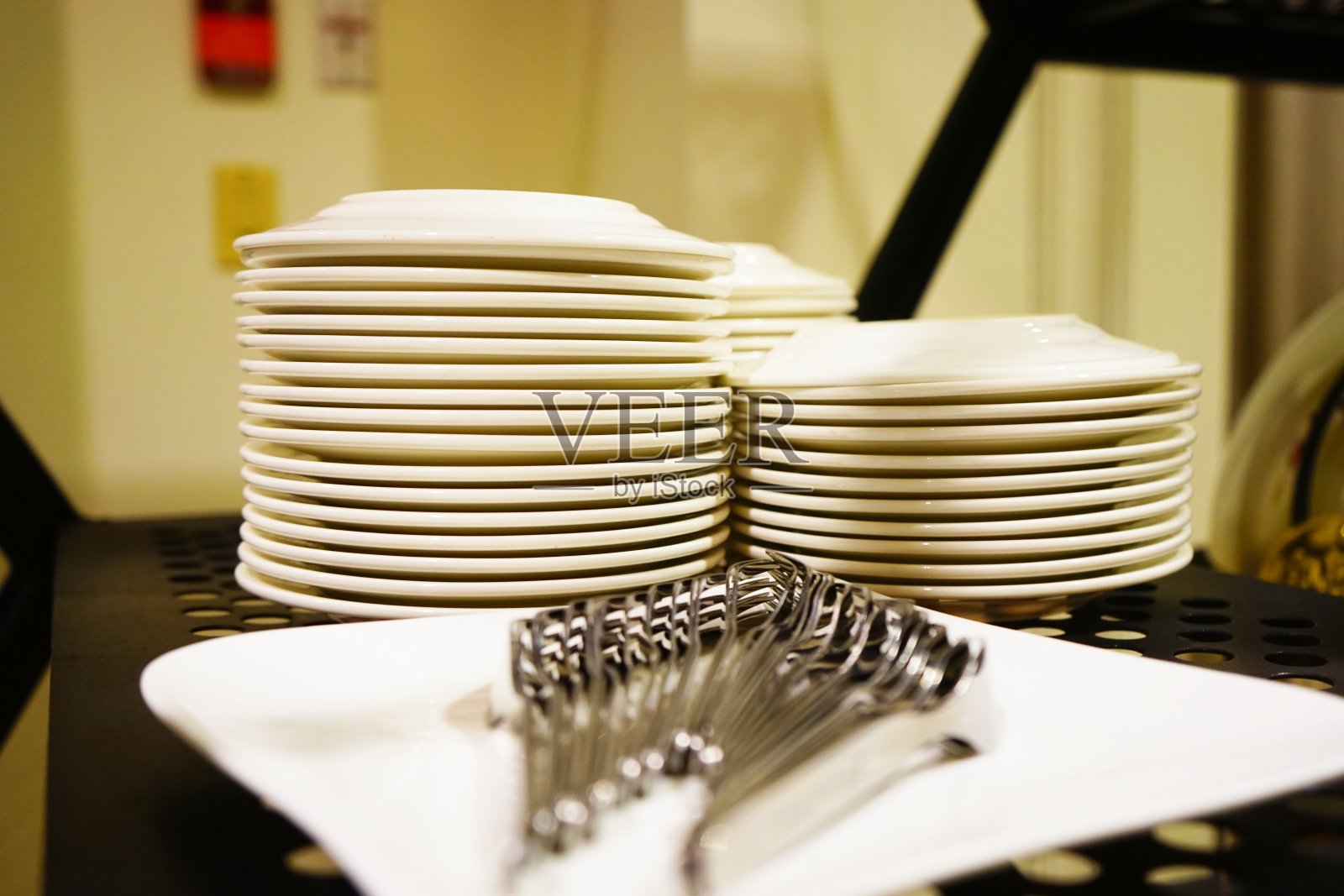 几堆白色瓷盘照片摄影图片