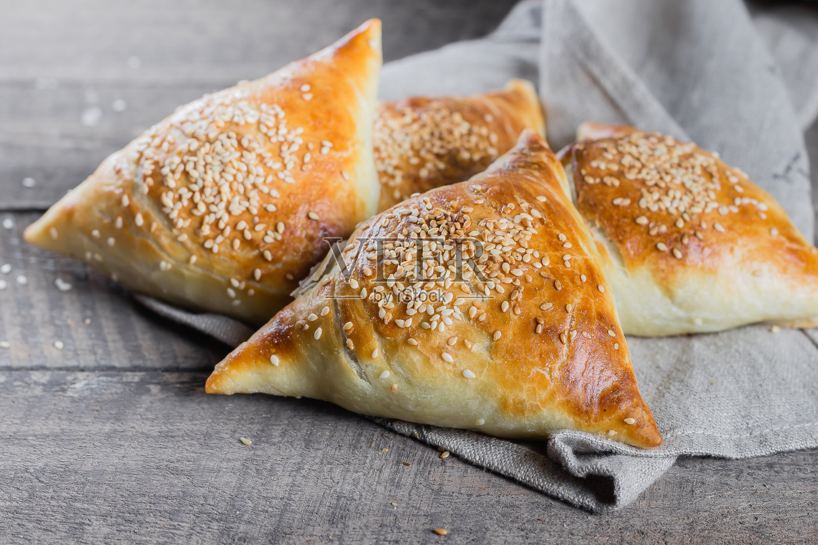 美味的samosas samsa与肉在木制桌子的背景，俯视图。东亚菜。斋月的食物照片摄影图片