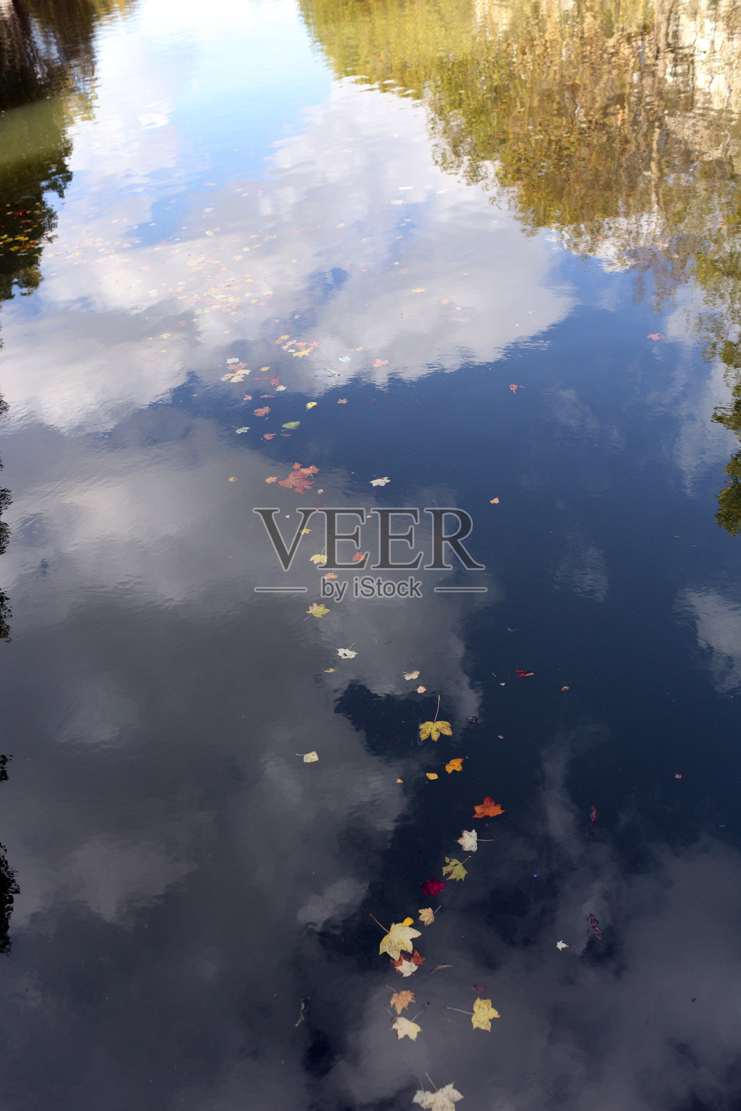 秋叶倒映水云照片摄影图片