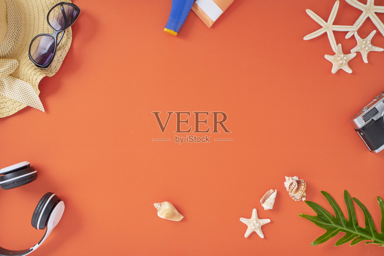 高角度的夏天，假期，海滩配件在明亮的橙色背景照片摄影图片