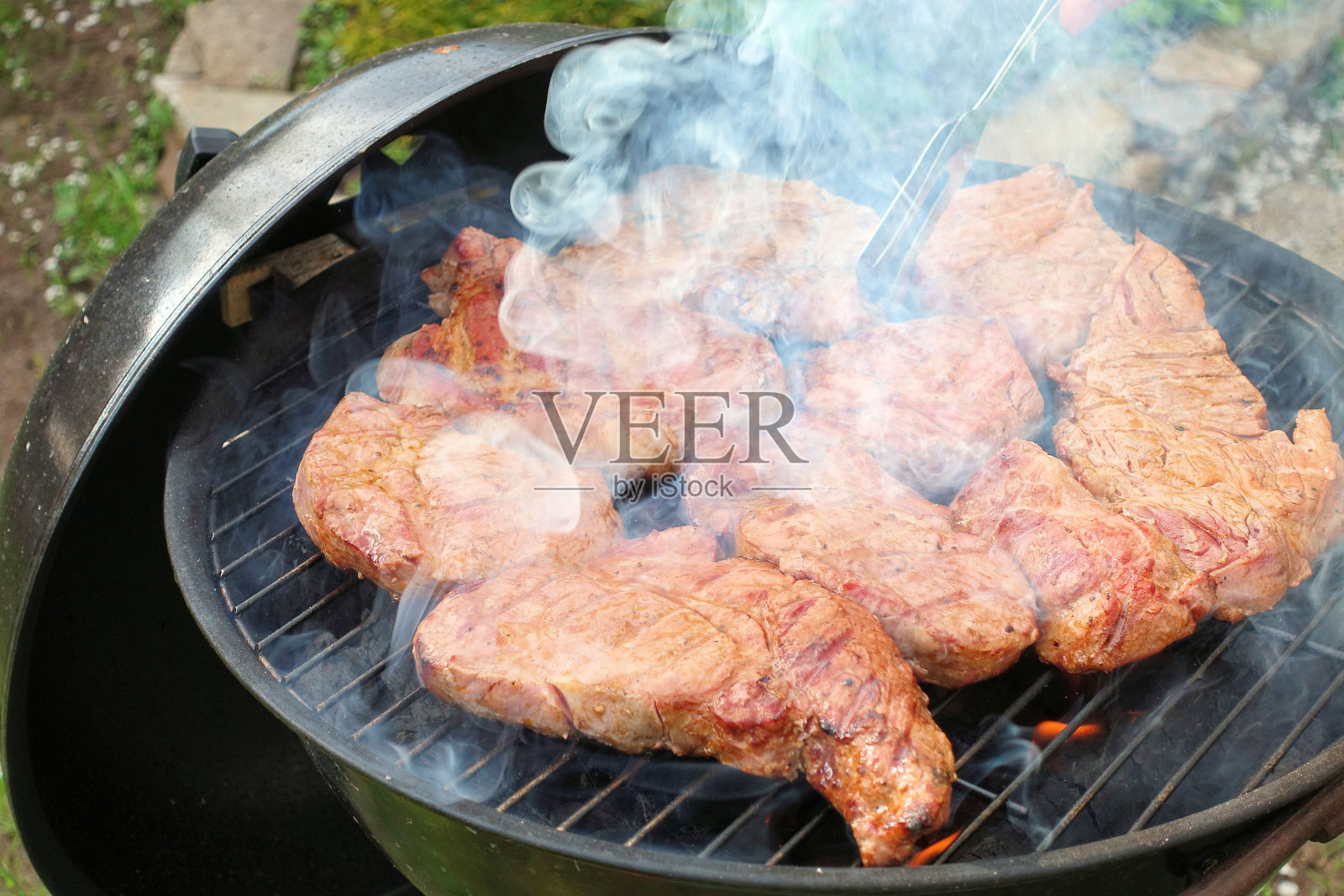 烤牛排。烹饪过程。肉、烟、野餐照片摄影图片