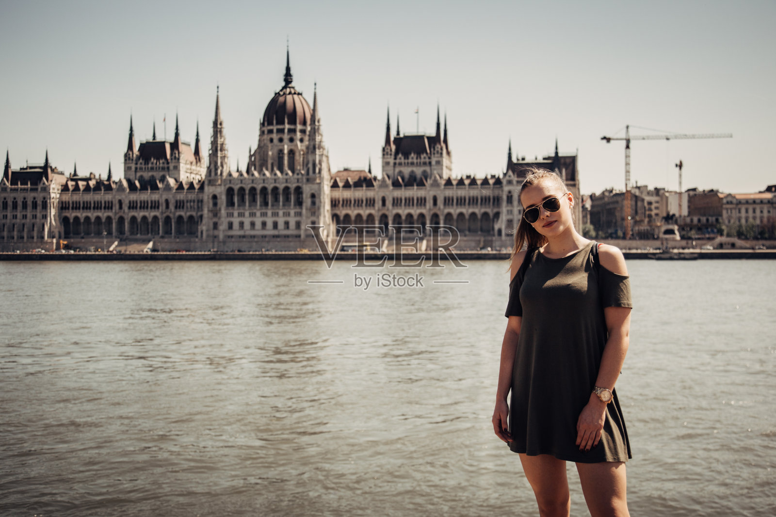 女人在布达佩斯照片摄影图片