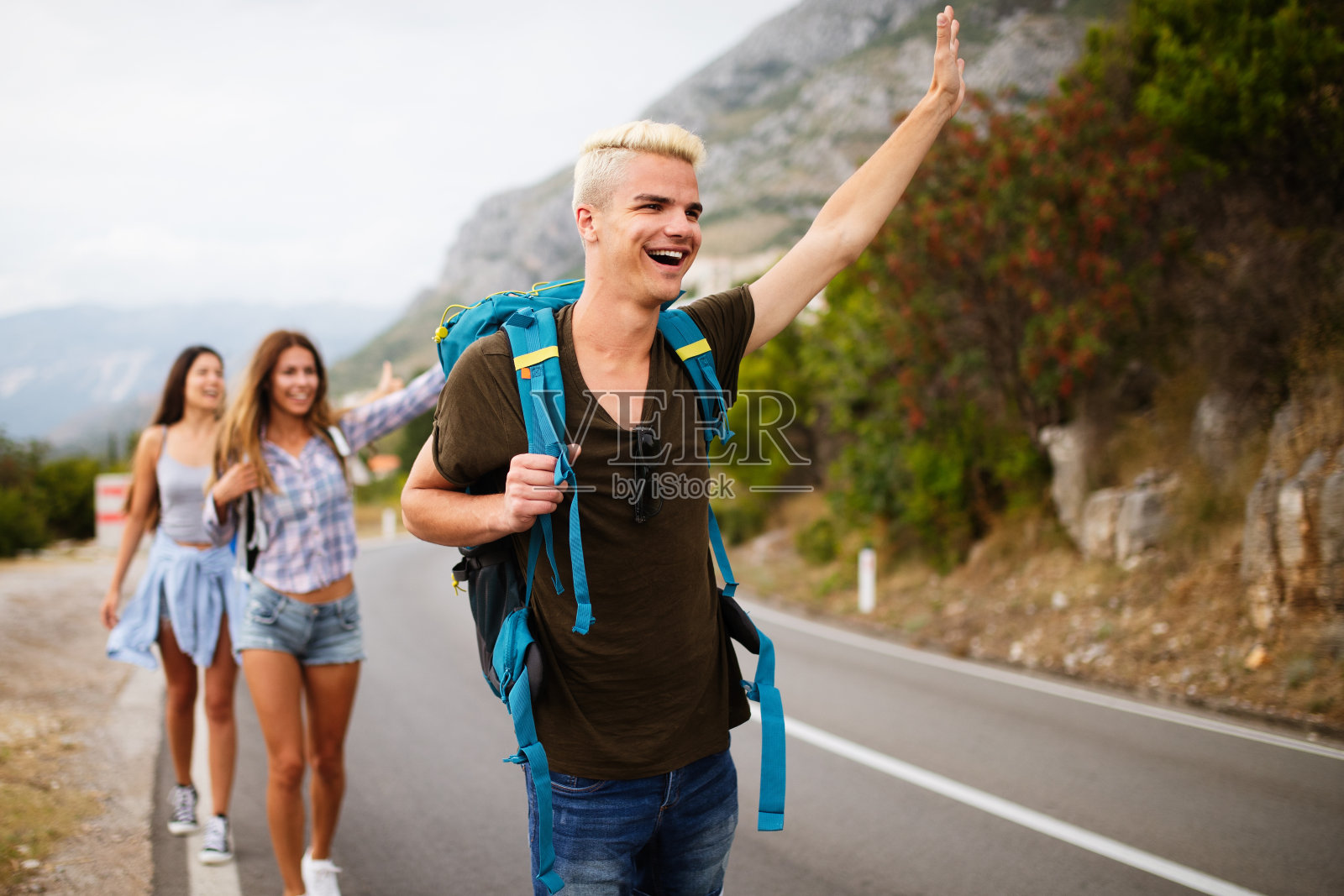 快乐的潮人公司的朋友环游世界照片摄影图片