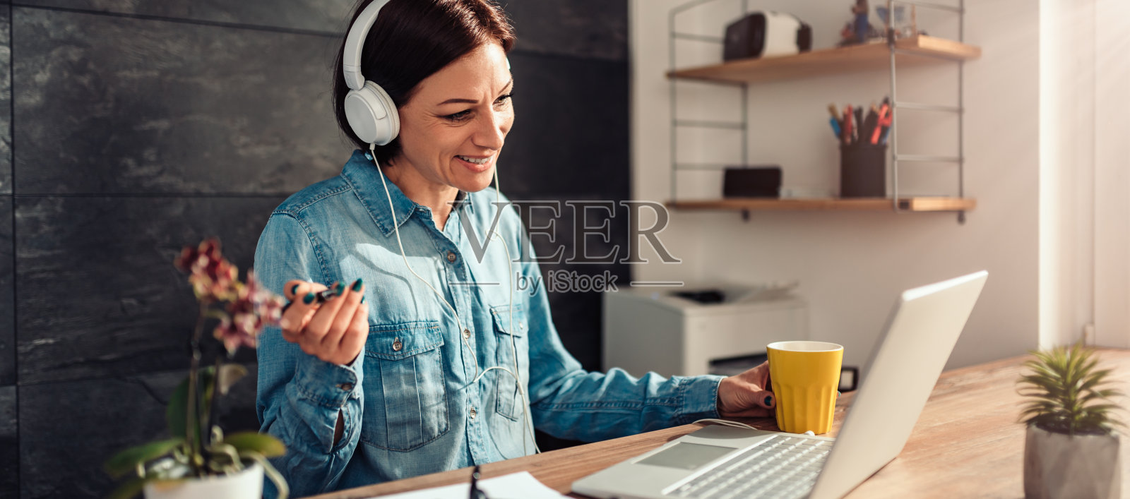 在办公室里打视频电话的女商人照片摄影图片