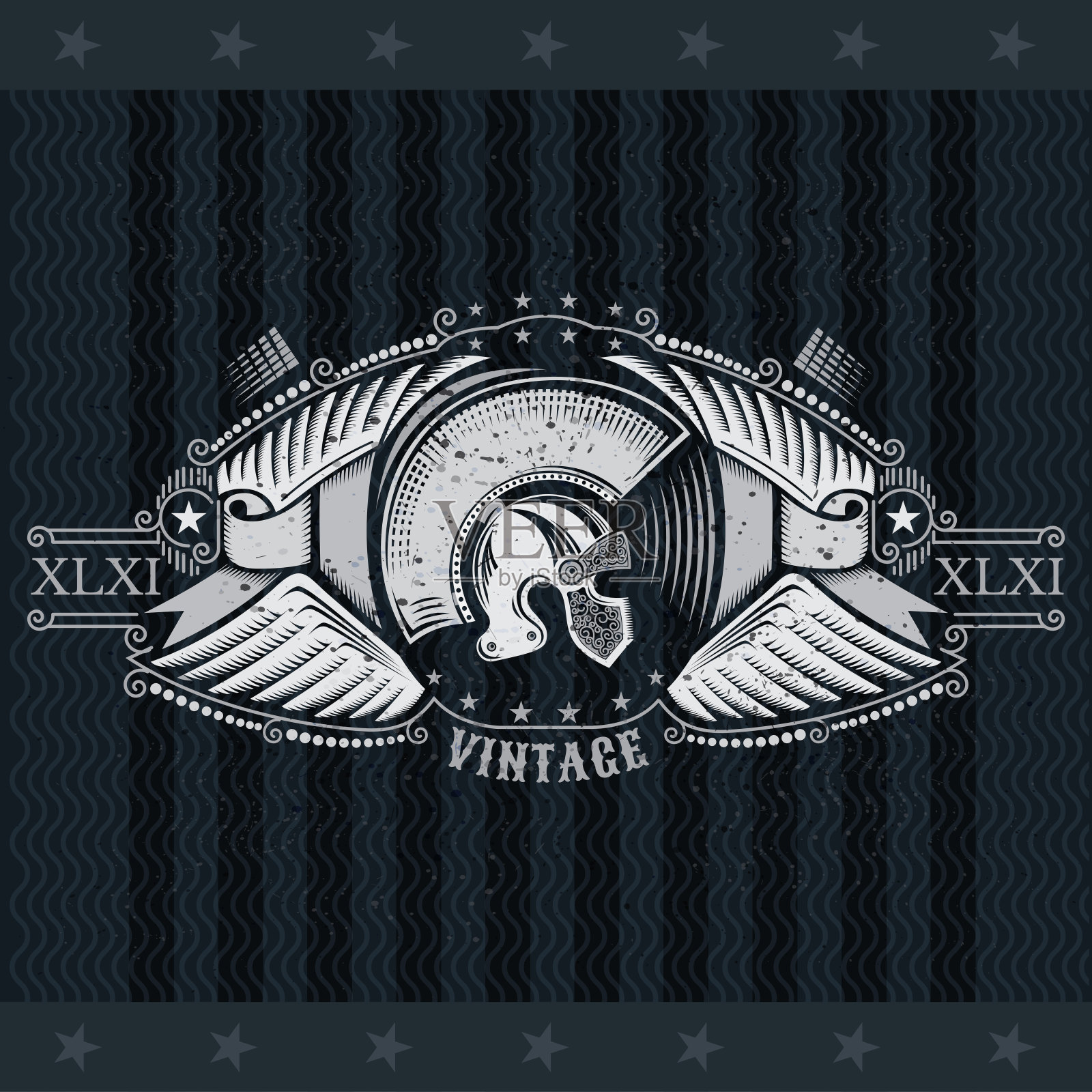 斯巴达头盔侧面视图之间的翅膀和丝带。黑板上的纹章复古标签插画图片素材