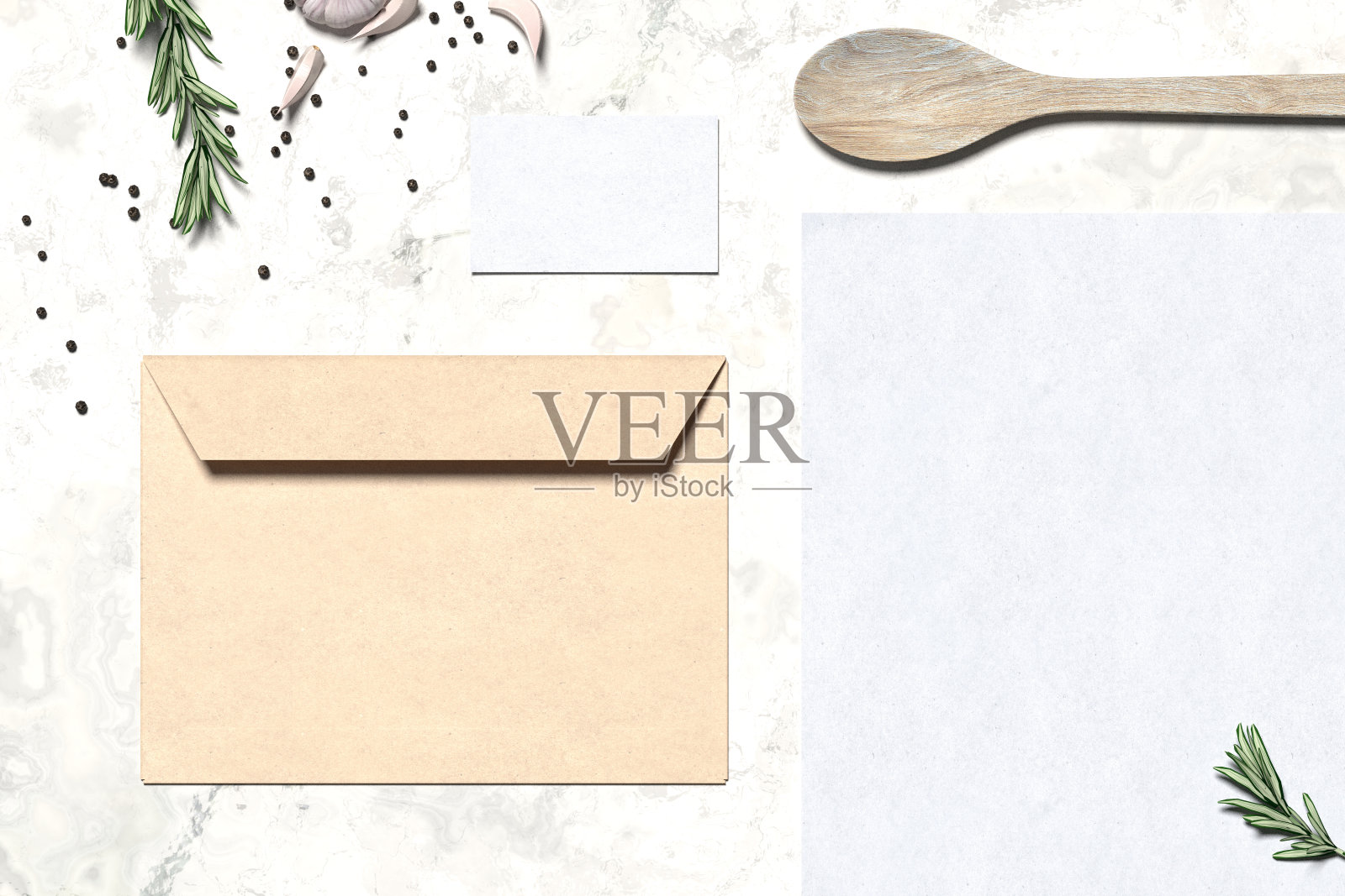 空白信封和名片旁边的木勺和调味品。3 d渲染。照片摄影图片