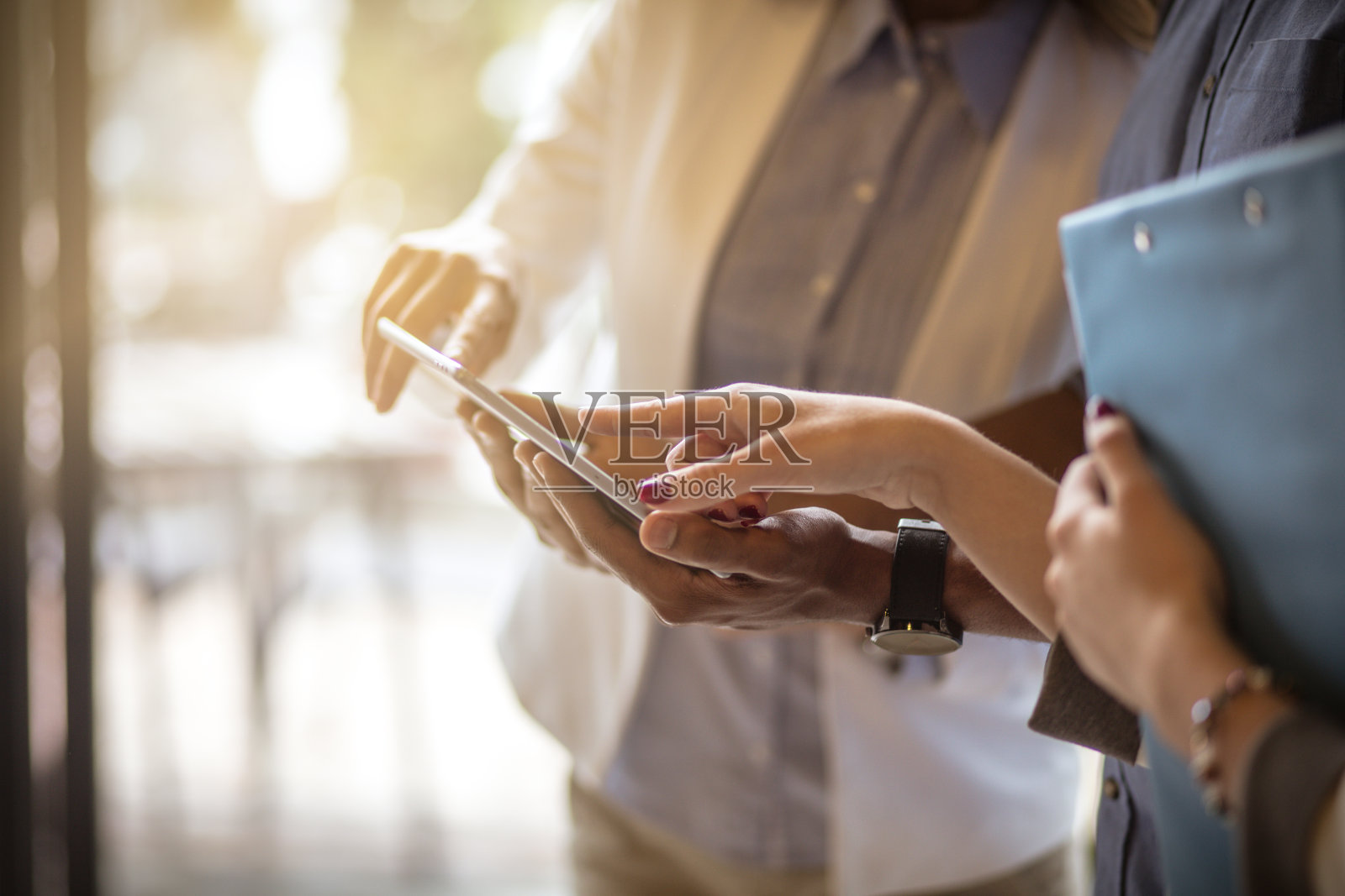 与工作保持密切联系照片摄影图片
