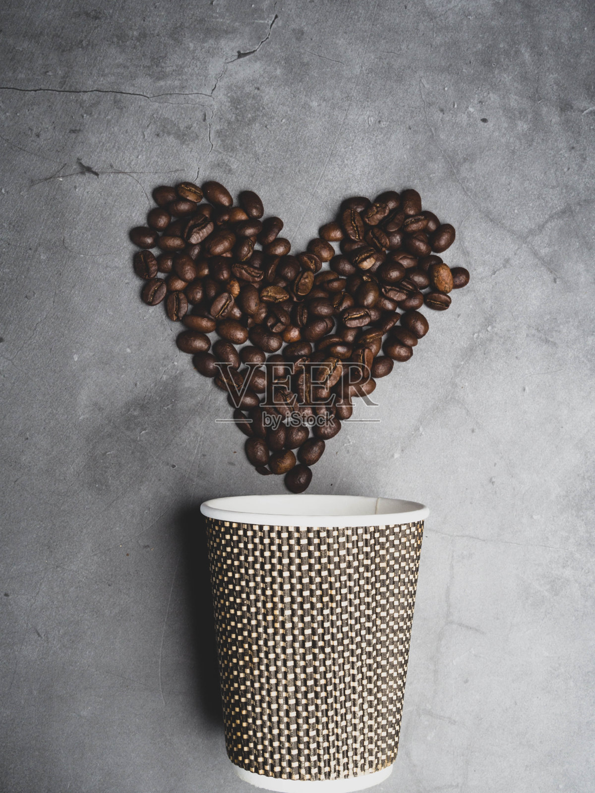 纸咖啡去杯和心由咖啡豆制成，复制空间题字照片摄影图片