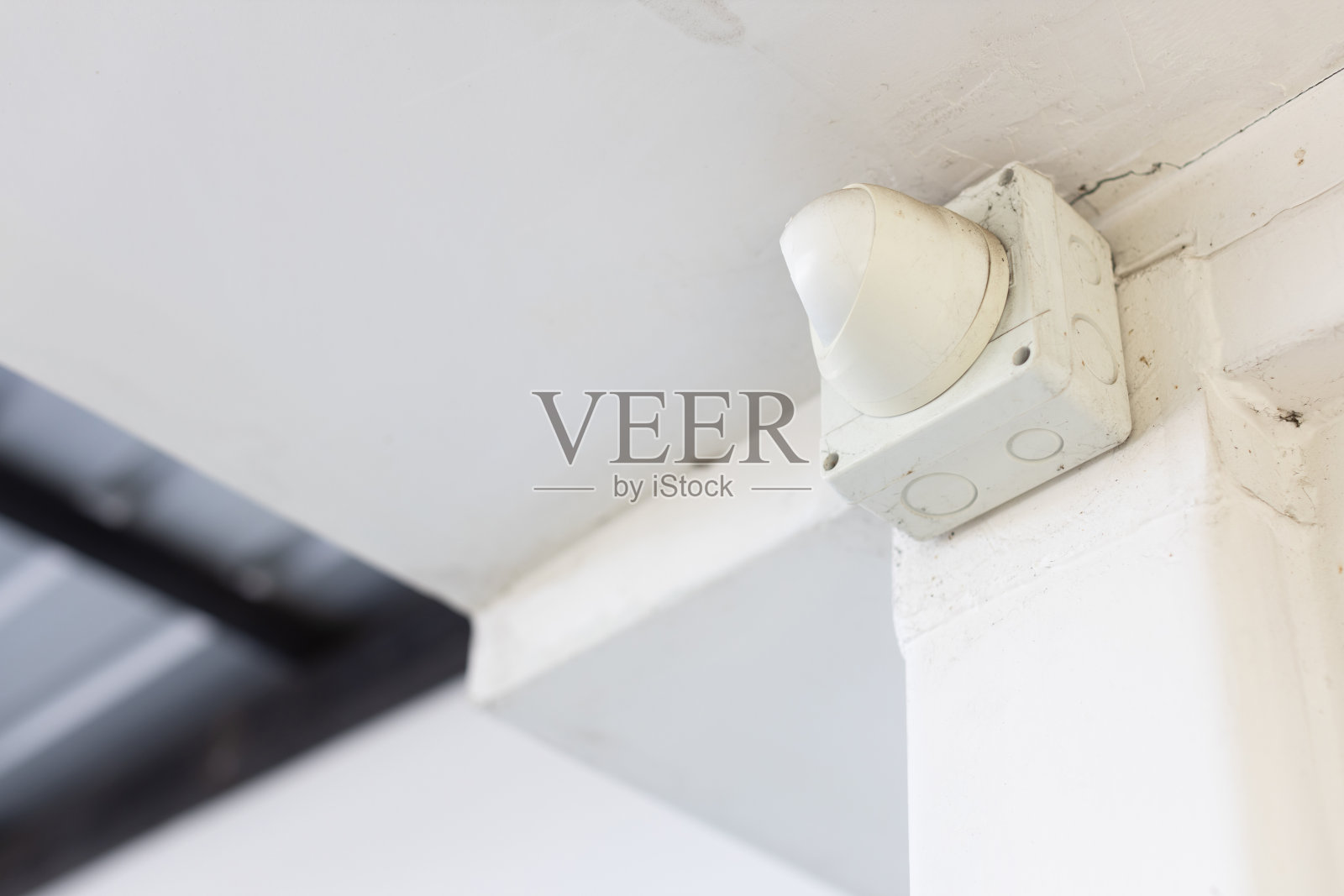 闭路电视或闭路电视的特写镜头和白色混凝土天花板上的盒子控制。照片摄影图片