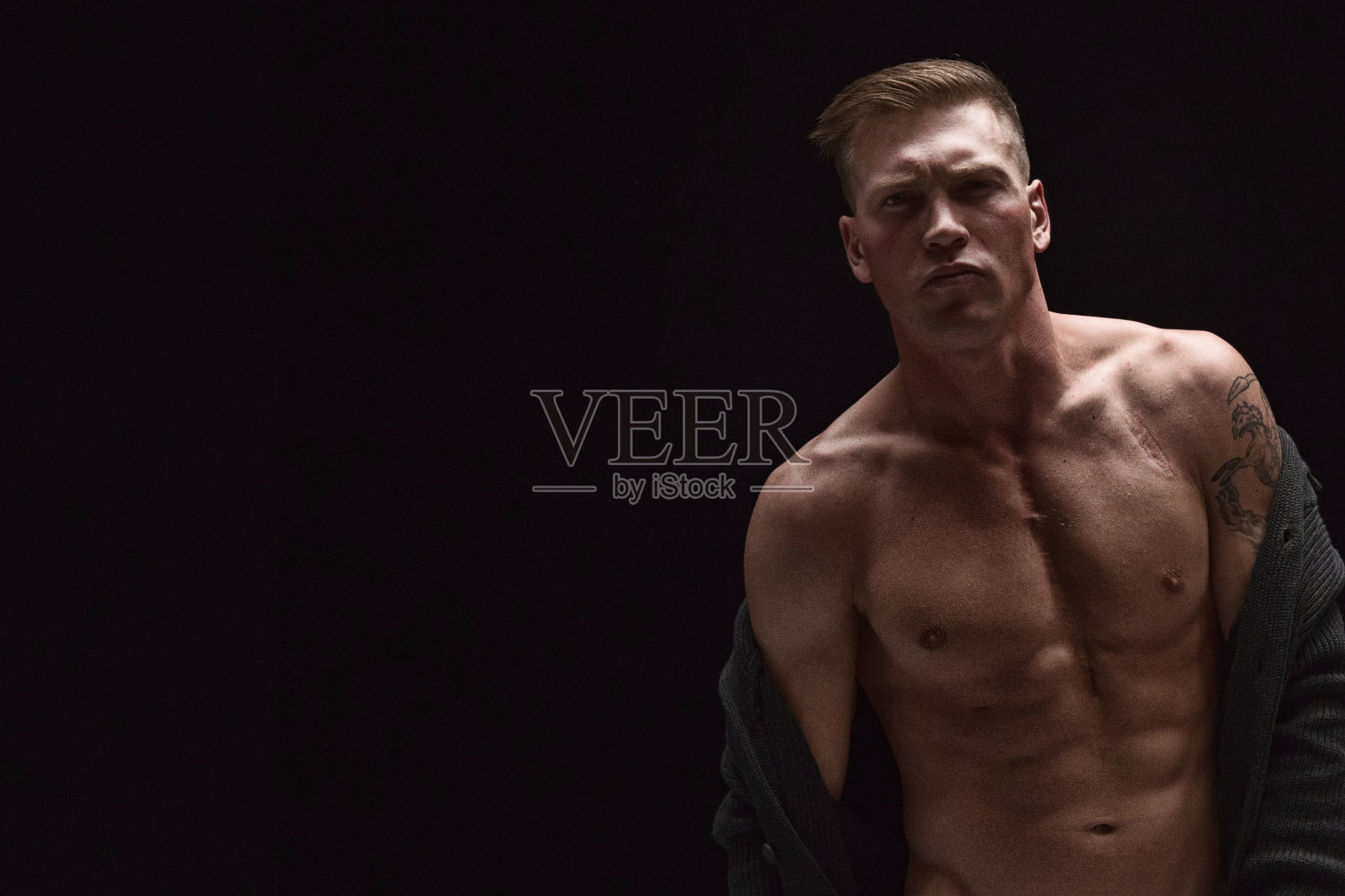 穿着夹克和牛仔裤的帅哥照片摄影图片