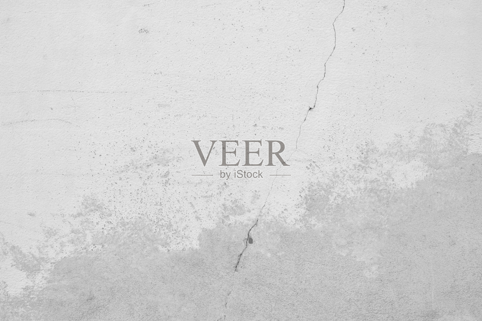 灰色背景的混凝土墙与裂缝横跨图像。中等的灰色梯度和抹灰的地方在较低的图片。工业风格的纹理墙。照片摄影图片