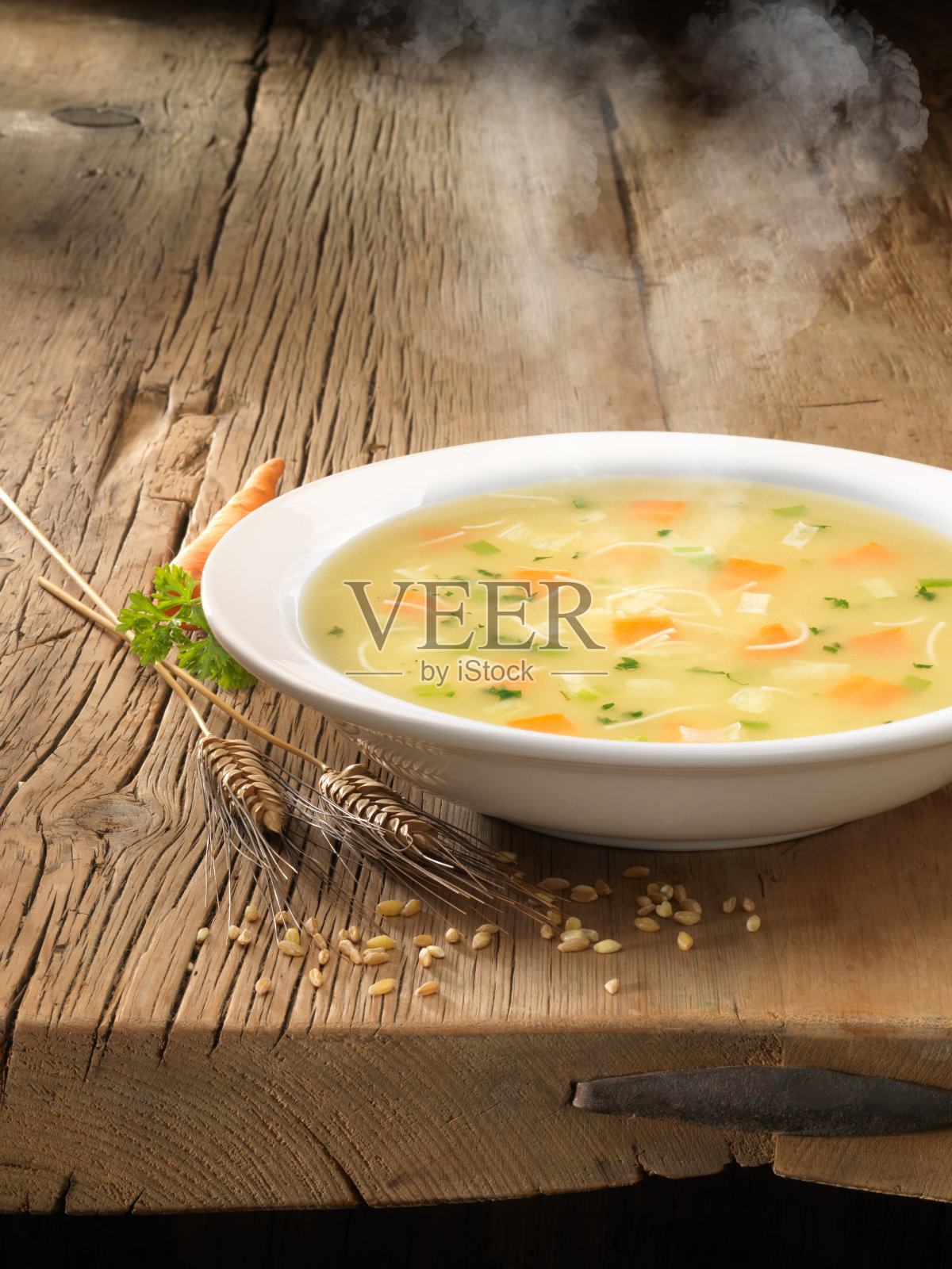 奶油和蔬菜鸡汤照片摄影图片