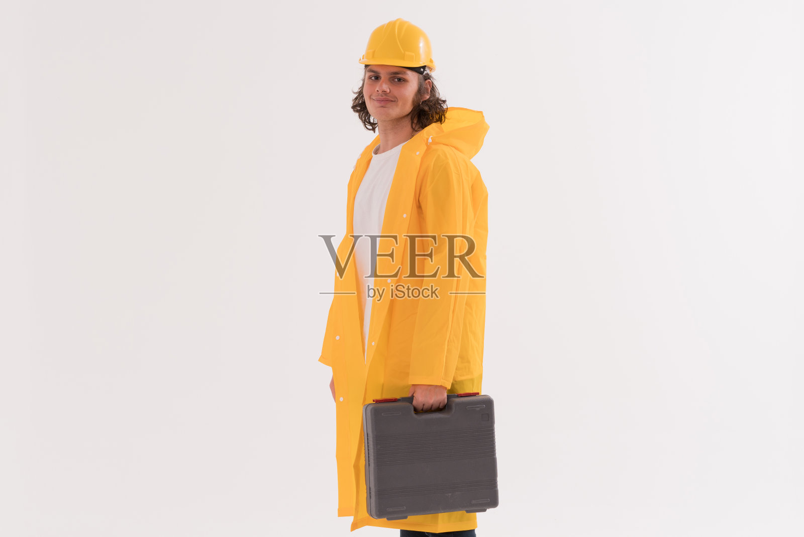 年轻的建筑工人穿着雨衣照片摄影图片