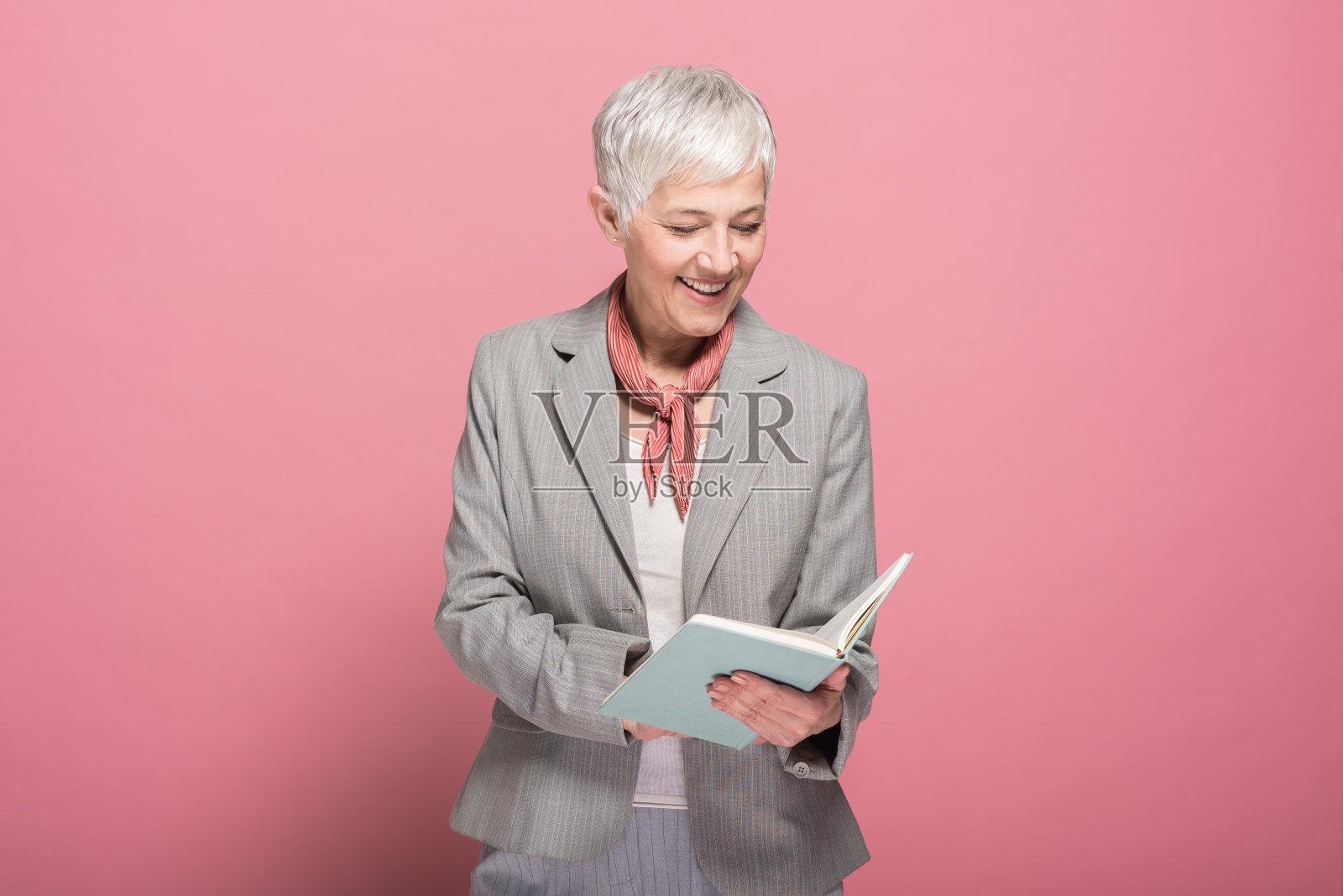 女人在看书照片摄影图片