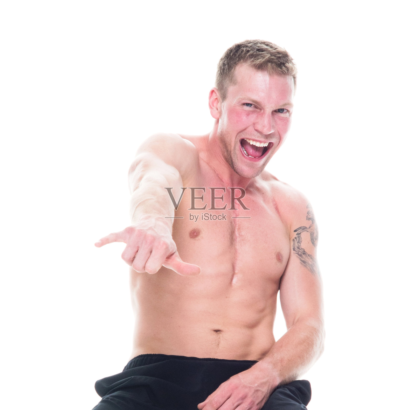 赤膊男子坐在凳子上，兴奋不已照片摄影图片