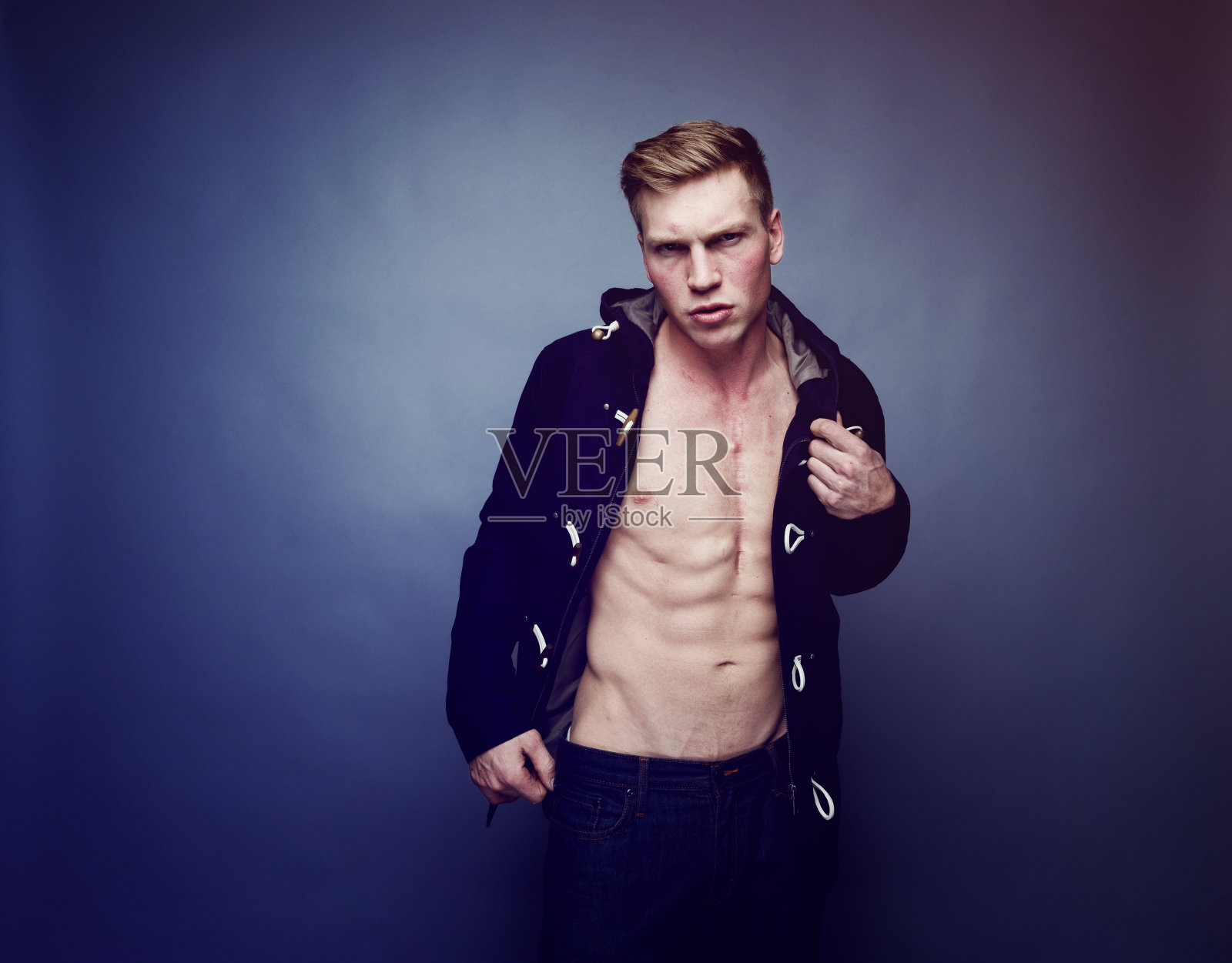 性感的男人穿着暖和的衣服照片摄影图片