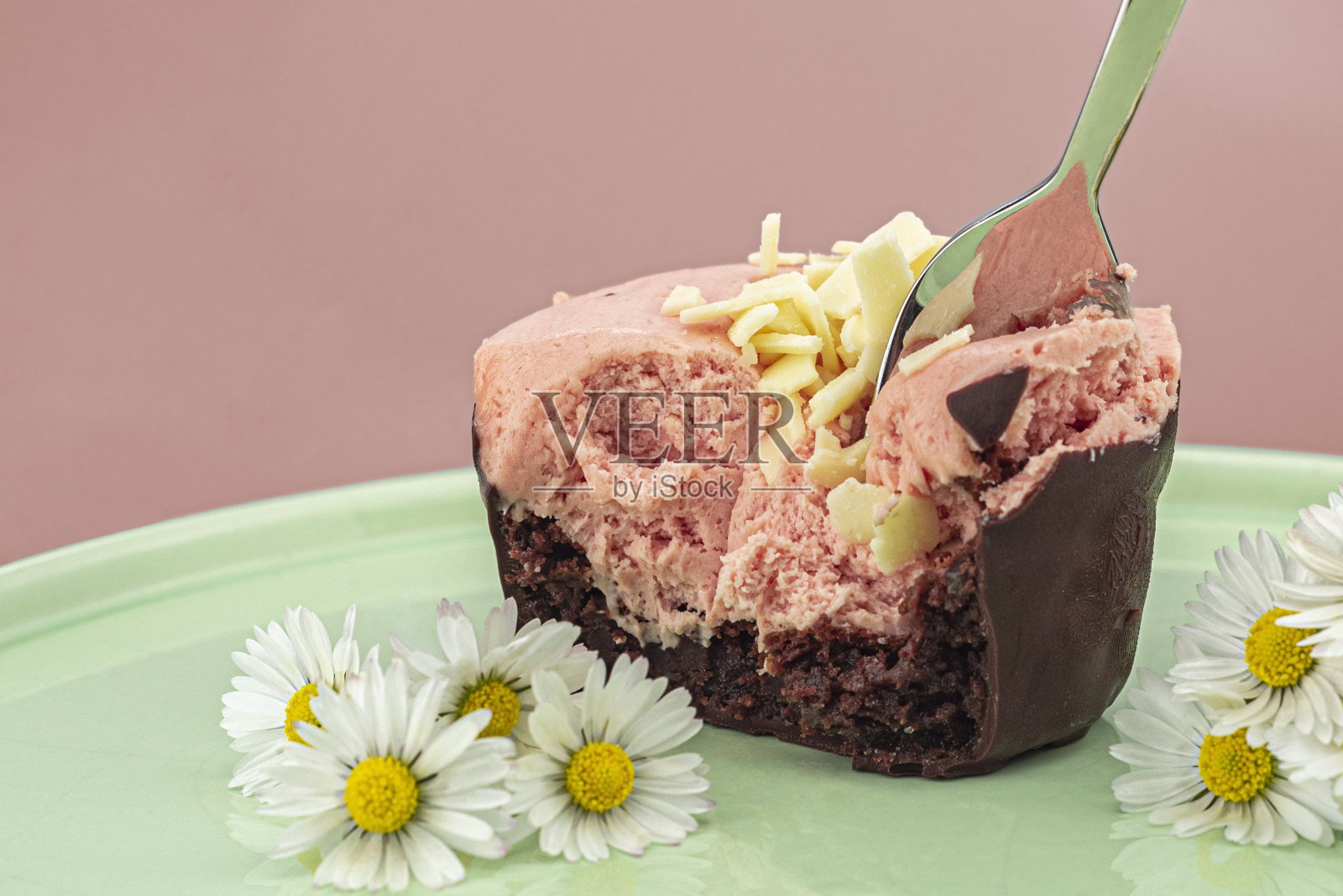 品尝覆盆子慕斯照片摄影图片