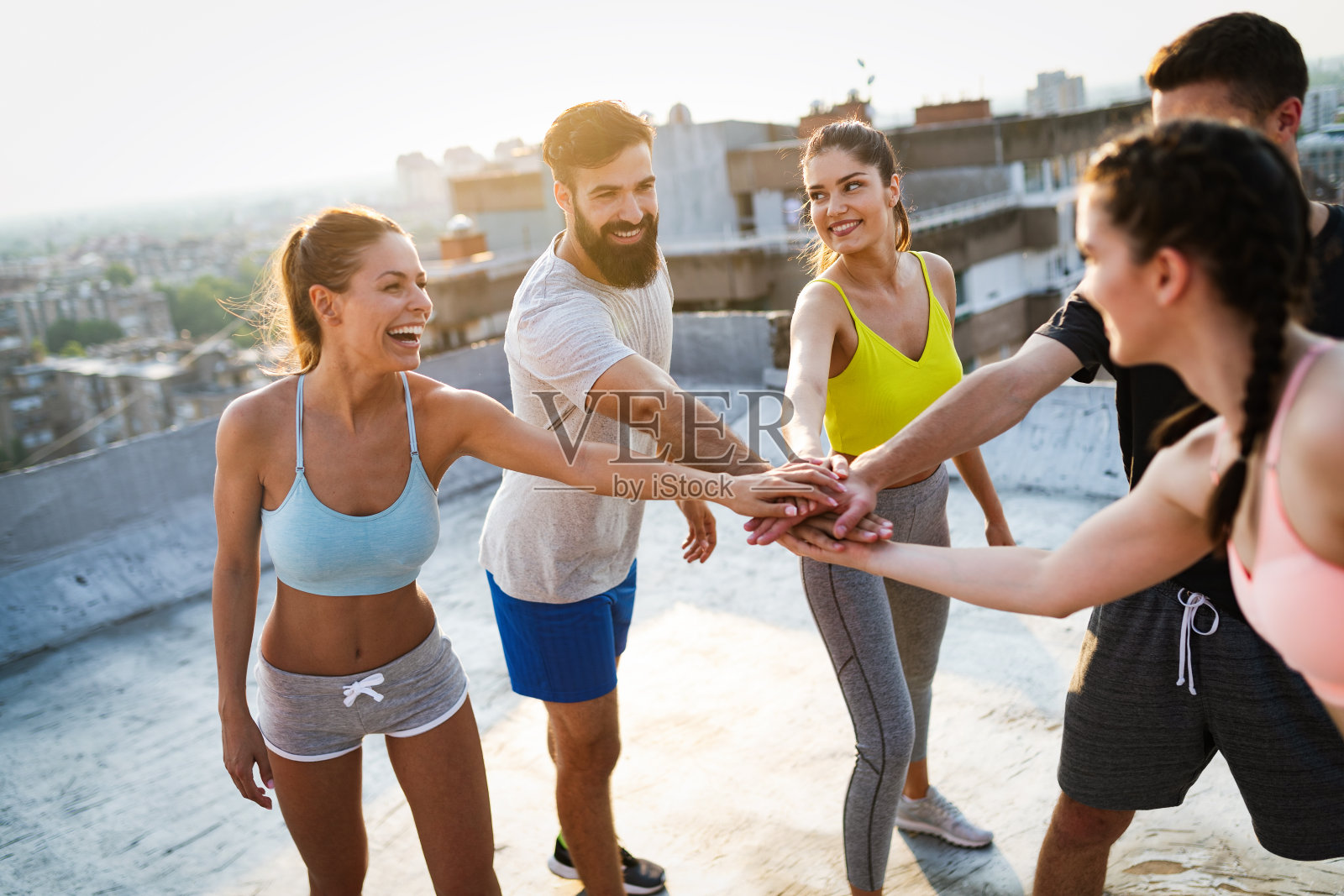 一群快乐的朋友在城市户外锻炼照片摄影图片