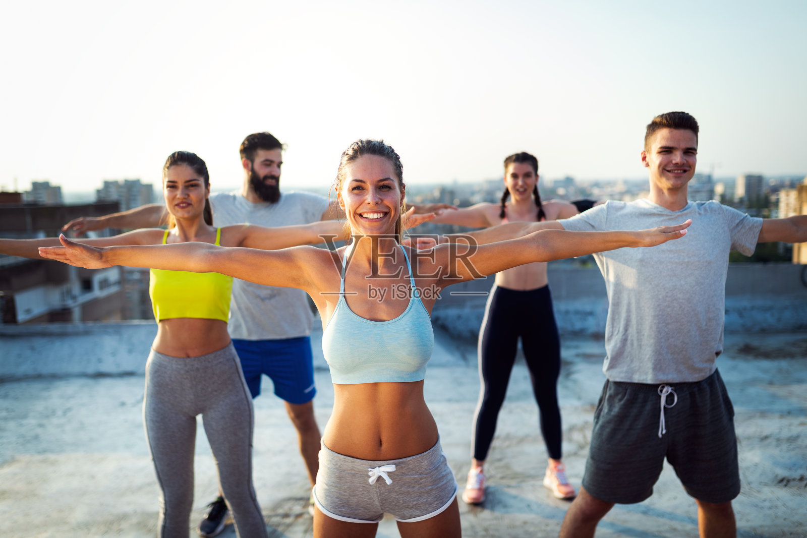 健身，友谊，运动和健康的生活方式概念-一群快乐的朋友锻炼照片摄影图片