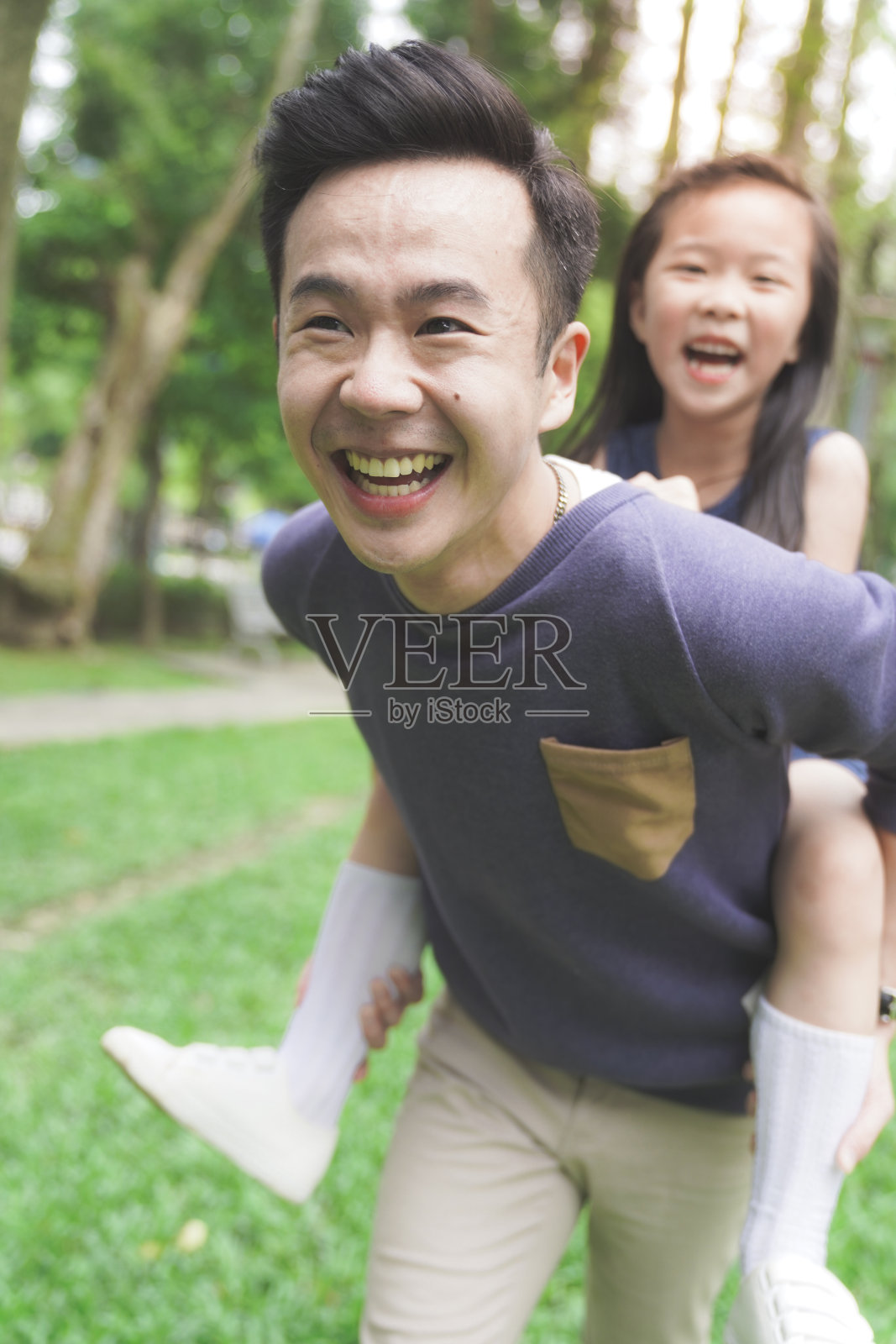 家庭假日活动玩游戏照片摄影图片