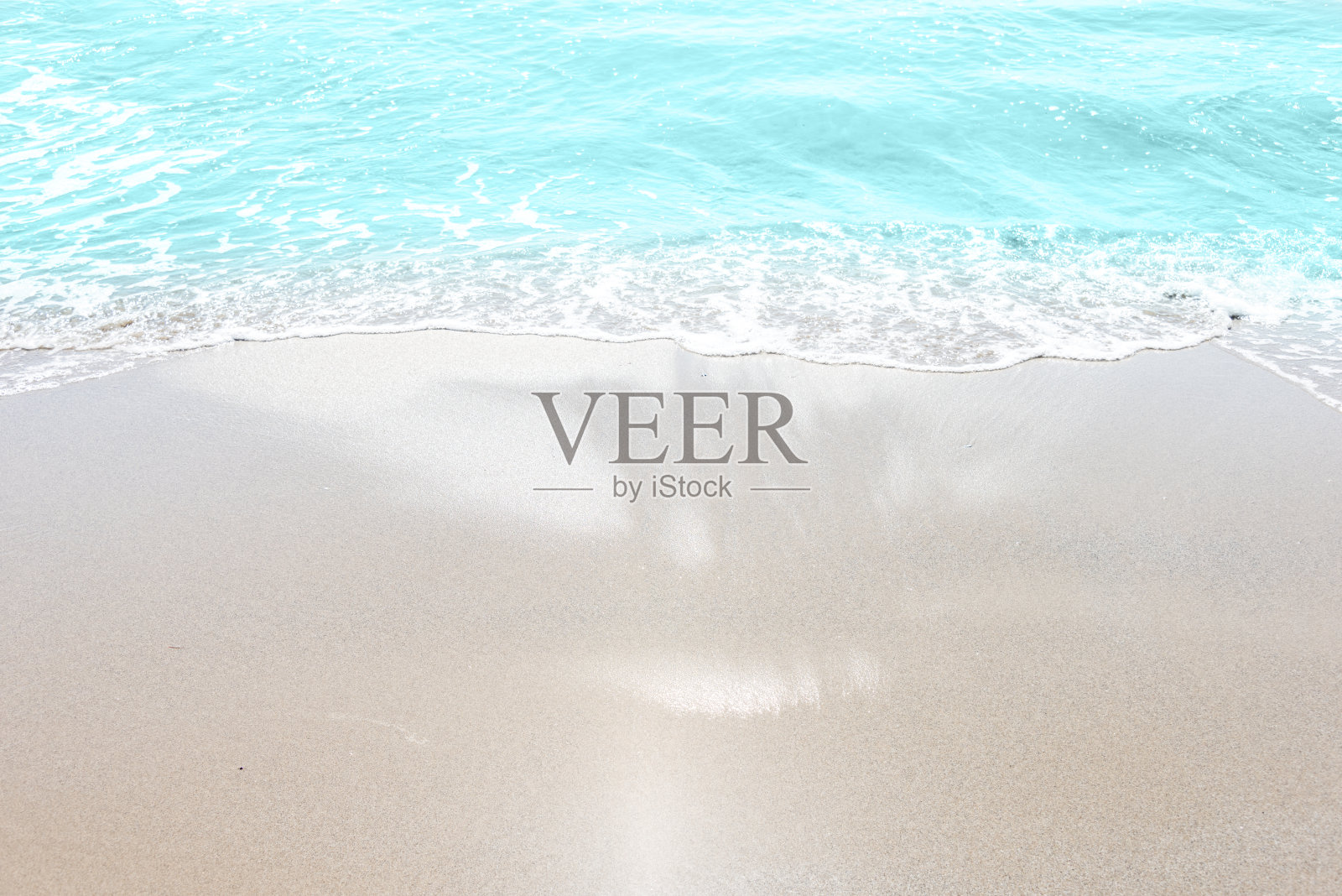 沙滩上碧绿的海水柔软的波浪。照片摄影图片