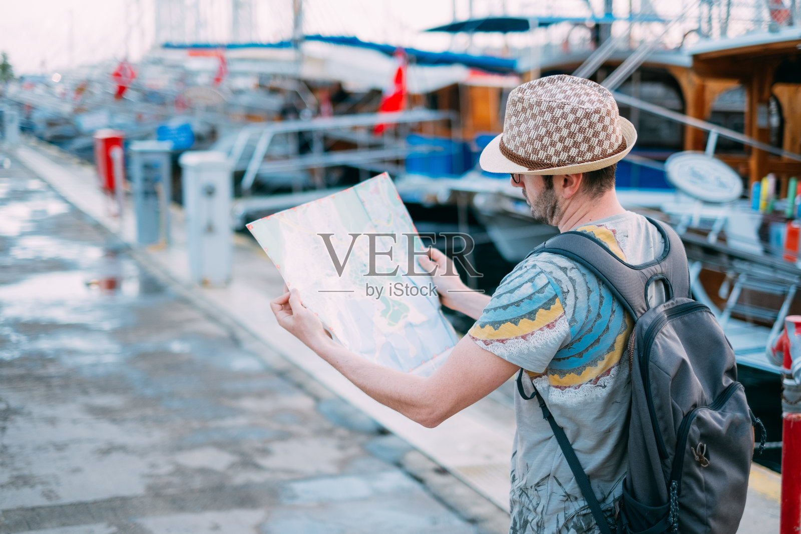 观光客正在看地图照片摄影图片