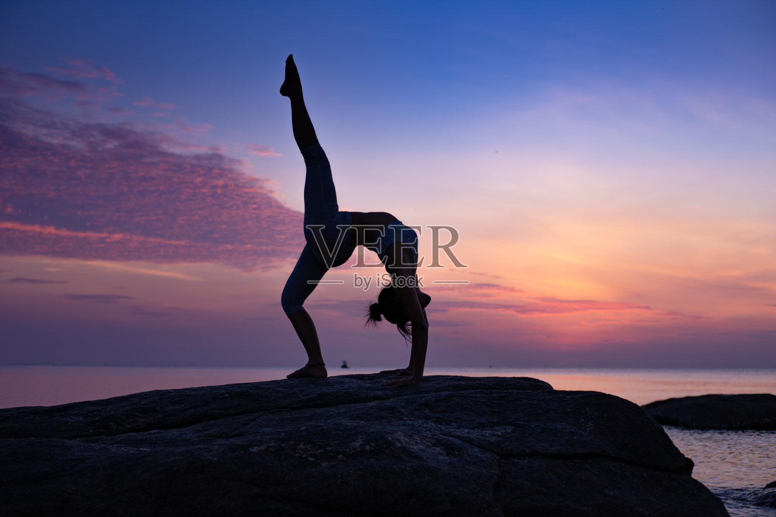 亚洲女性练习瑜伽照片摄影图片