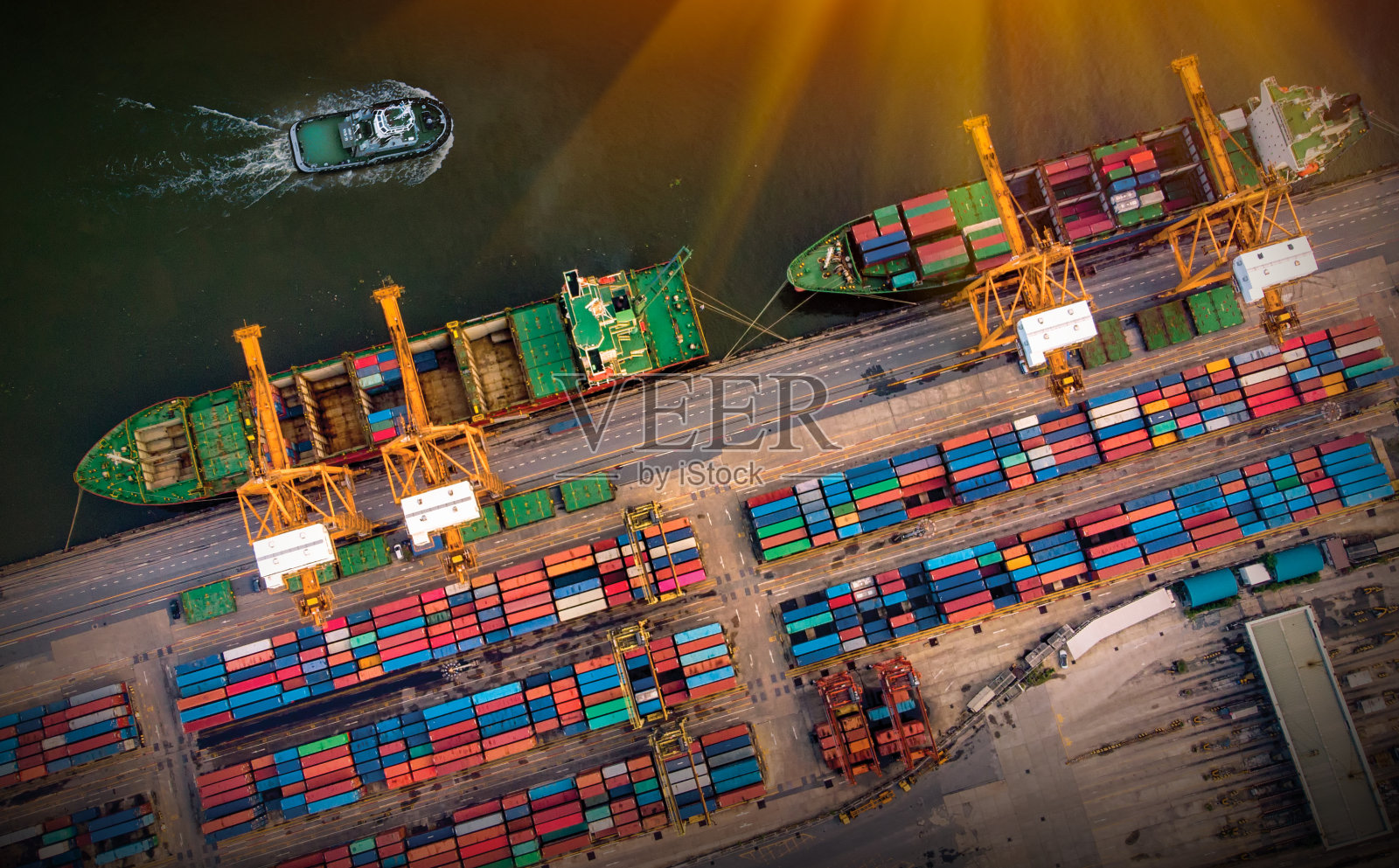 物流与运输的集装箱货轮和货机与工作起重机桥在日出船厂，物流进出口和运输行业背景照片摄影图片